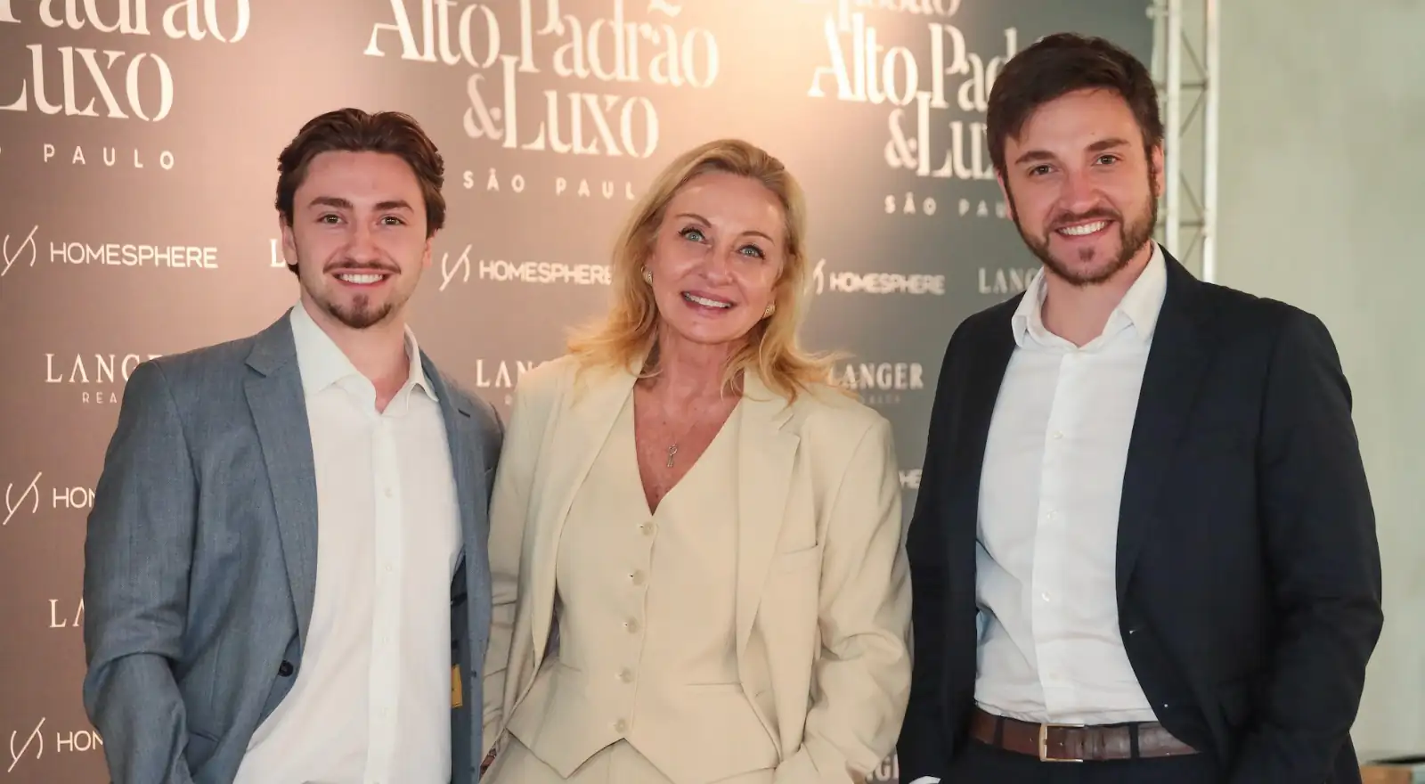 Mônica Poplawski no evento Alto Padrão & Luxo, ao lado dos filhos Gabriel e Guilherme