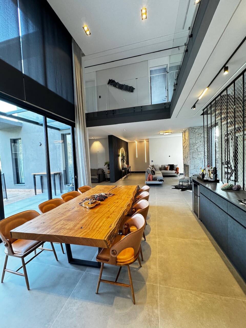 Casa Contemporânea à Venda em Alphaville com 5 Suítes, Spa e Piscina Aquecida