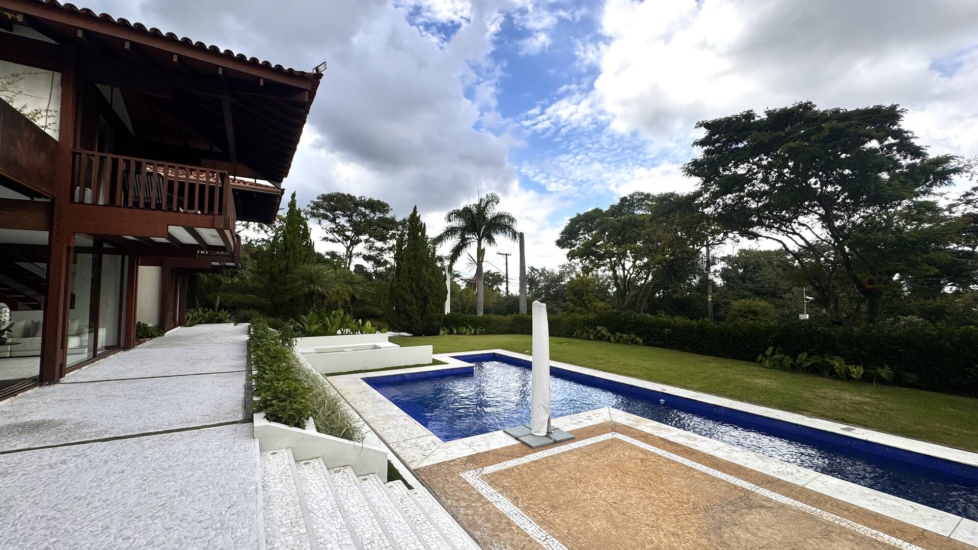 Casa com 5 suítes, terreno de 2.500 m² e vista aberta à venda no Alphaville 8