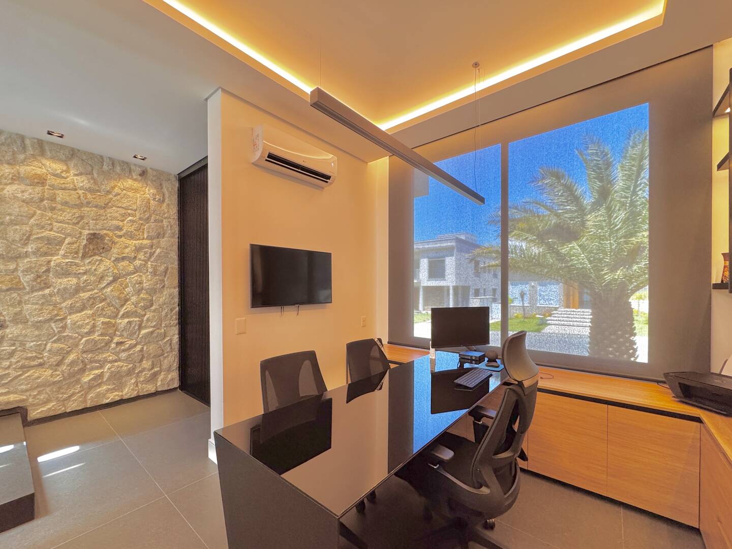 Casa nova e mobiliada à venda no Villa Solaia com 4 suítes e lazer completo