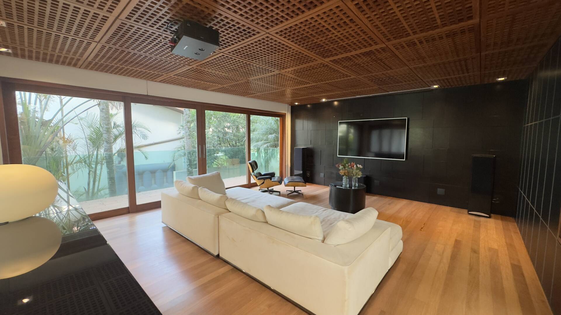 Casa Contemporânea com Vista Permanente, Piscina com Raia e Projeto Autoral em Alphaville