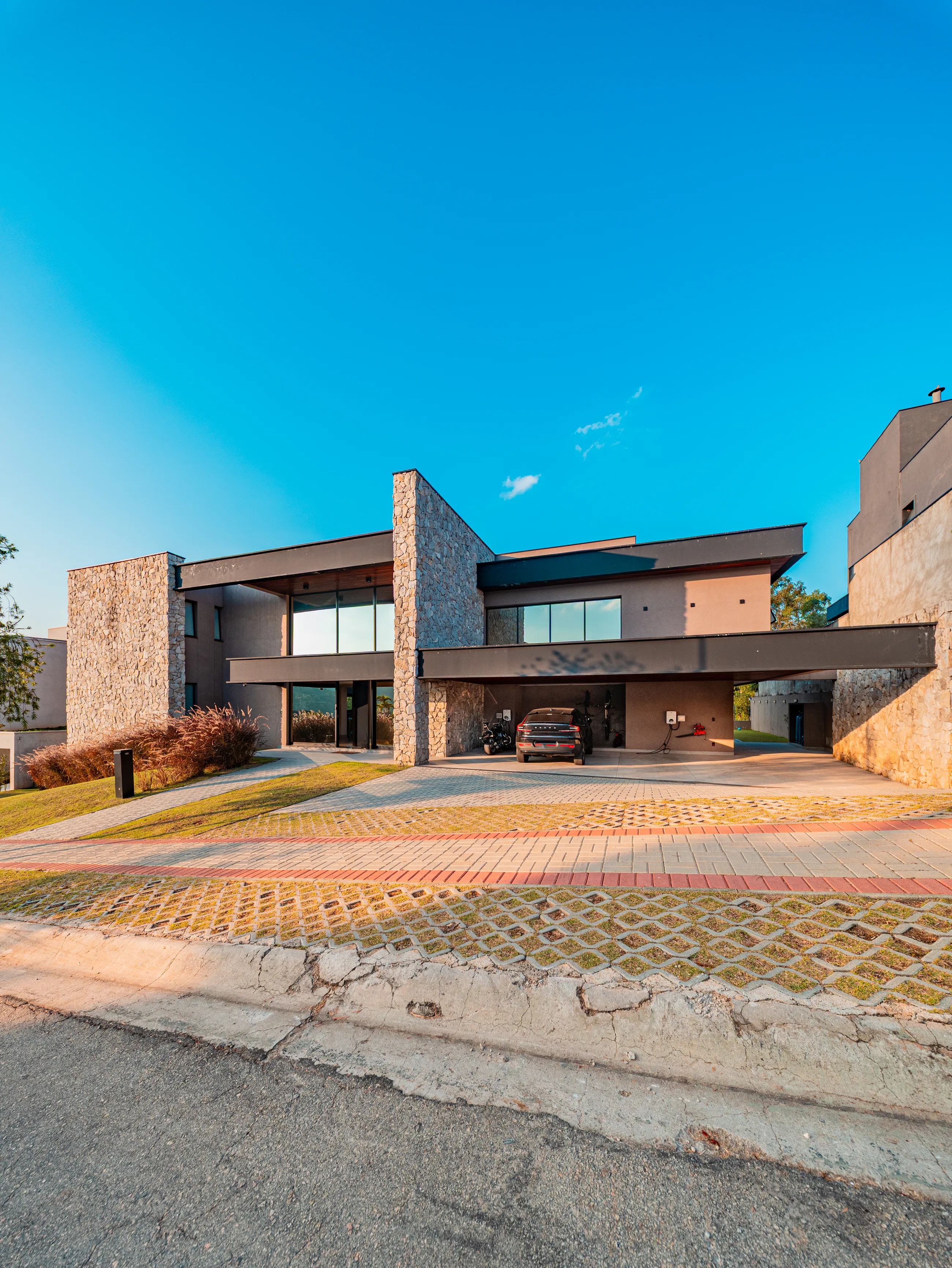  Casa à Venda porteira fechada no Itahyê Alphaville com 4 Suítes