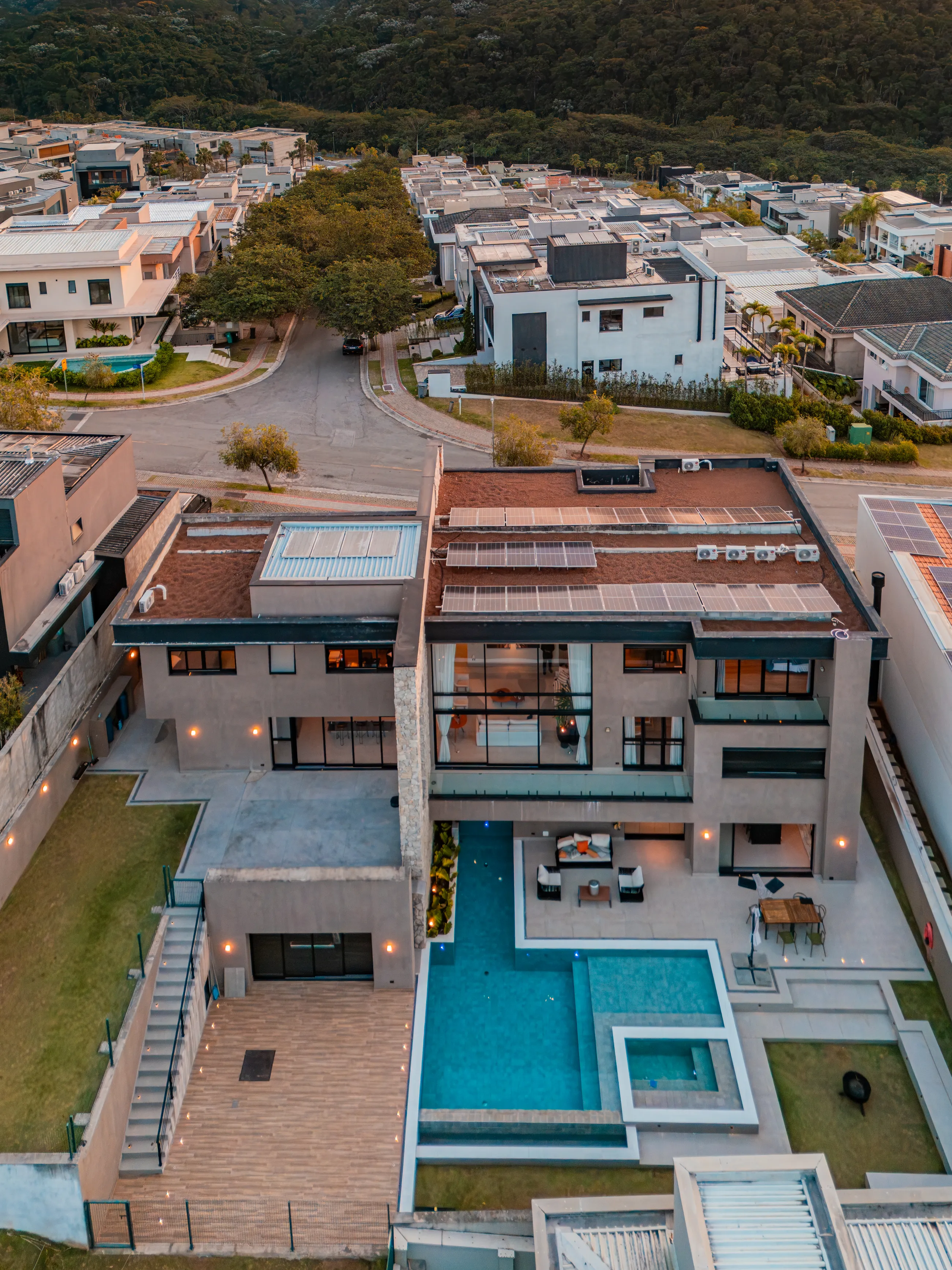  Casa à Venda porteira fechada no Itahyê Alphaville com 4 Suítes