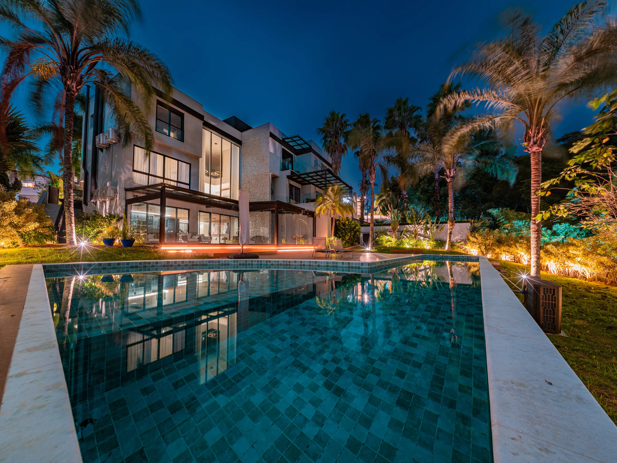 Casa Contemporânea com Vista Permanente para a Mata no Residencial Melville
