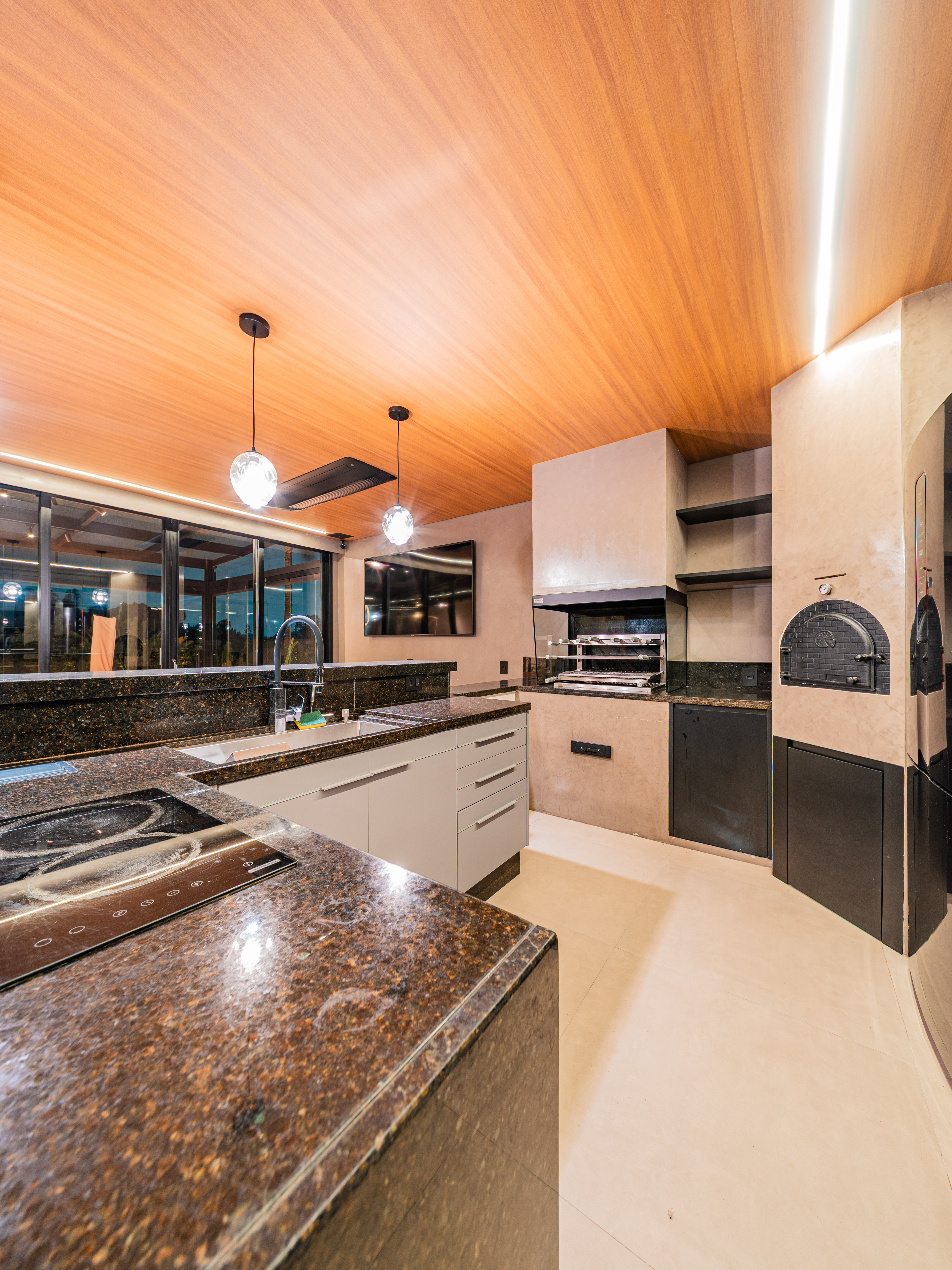 Casa Contemporânea com Vista Permanente para a Mata no Residencial Melville
