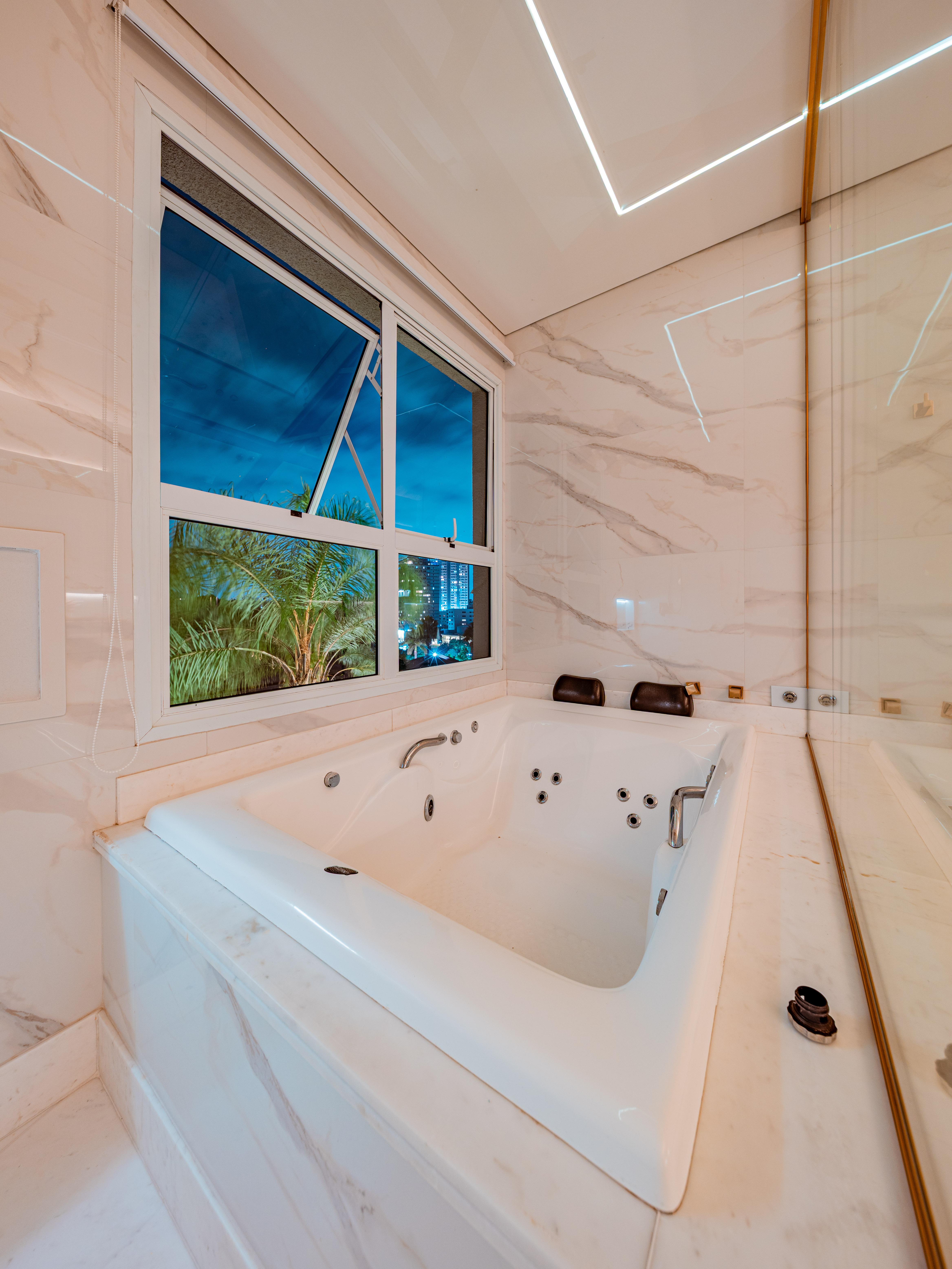 Casa Contemporânea com Vista Permanente para a Mata no Residencial Melville
