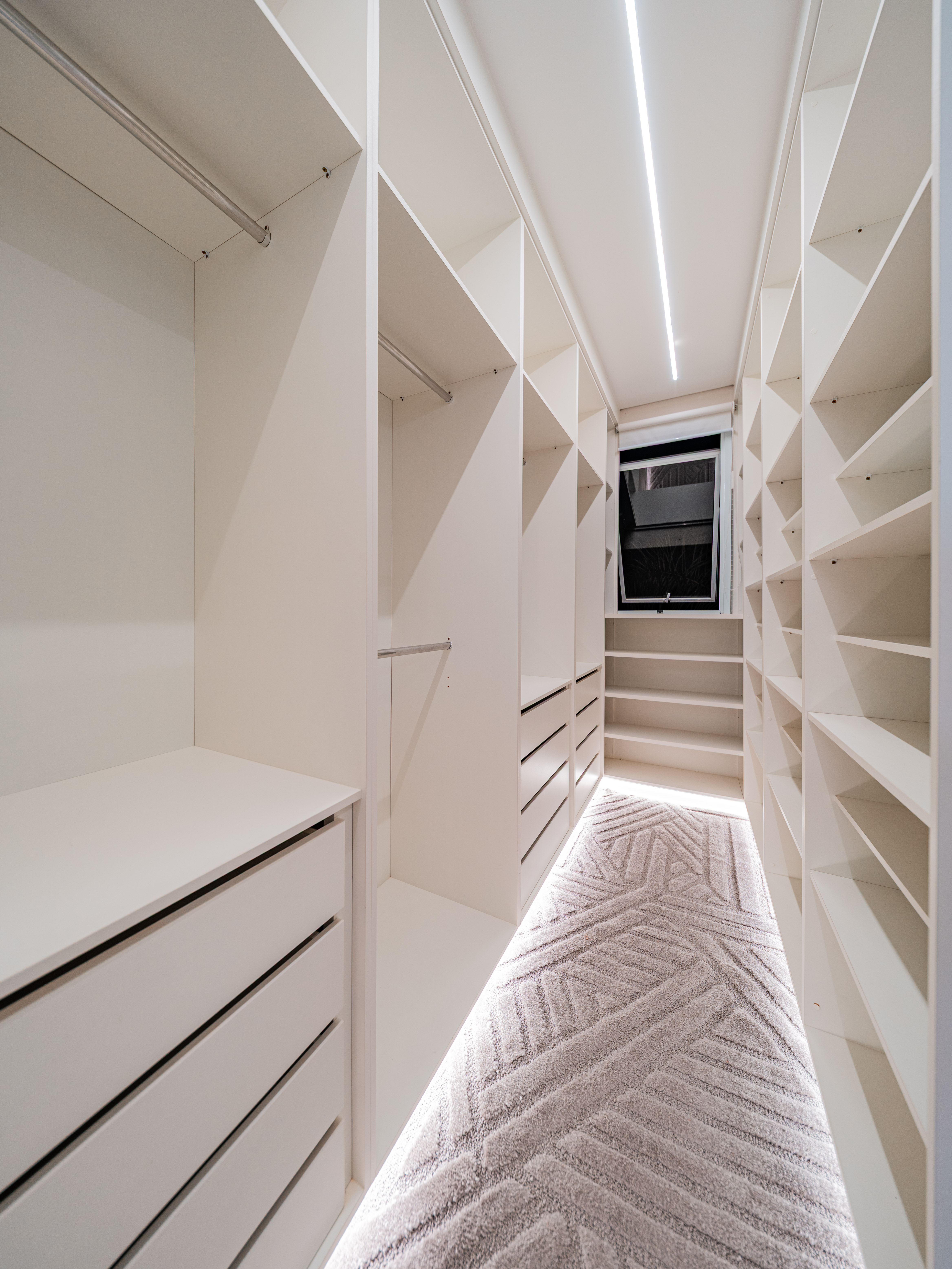 Casa Contemporânea com Vista Permanente para a Mata no Residencial Melville