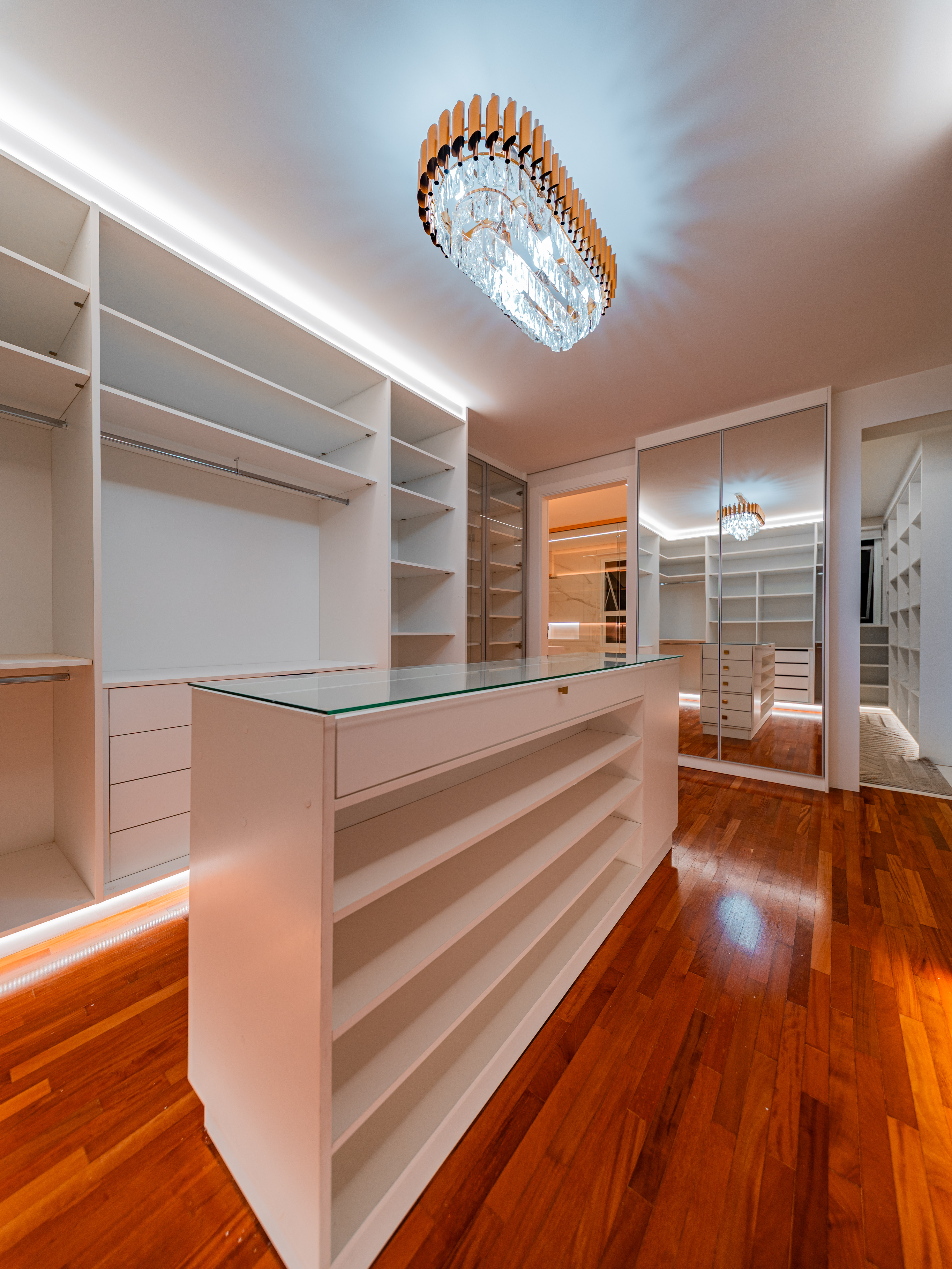 Casa Contemporânea com Vista Permanente para a Mata no Residencial Melville