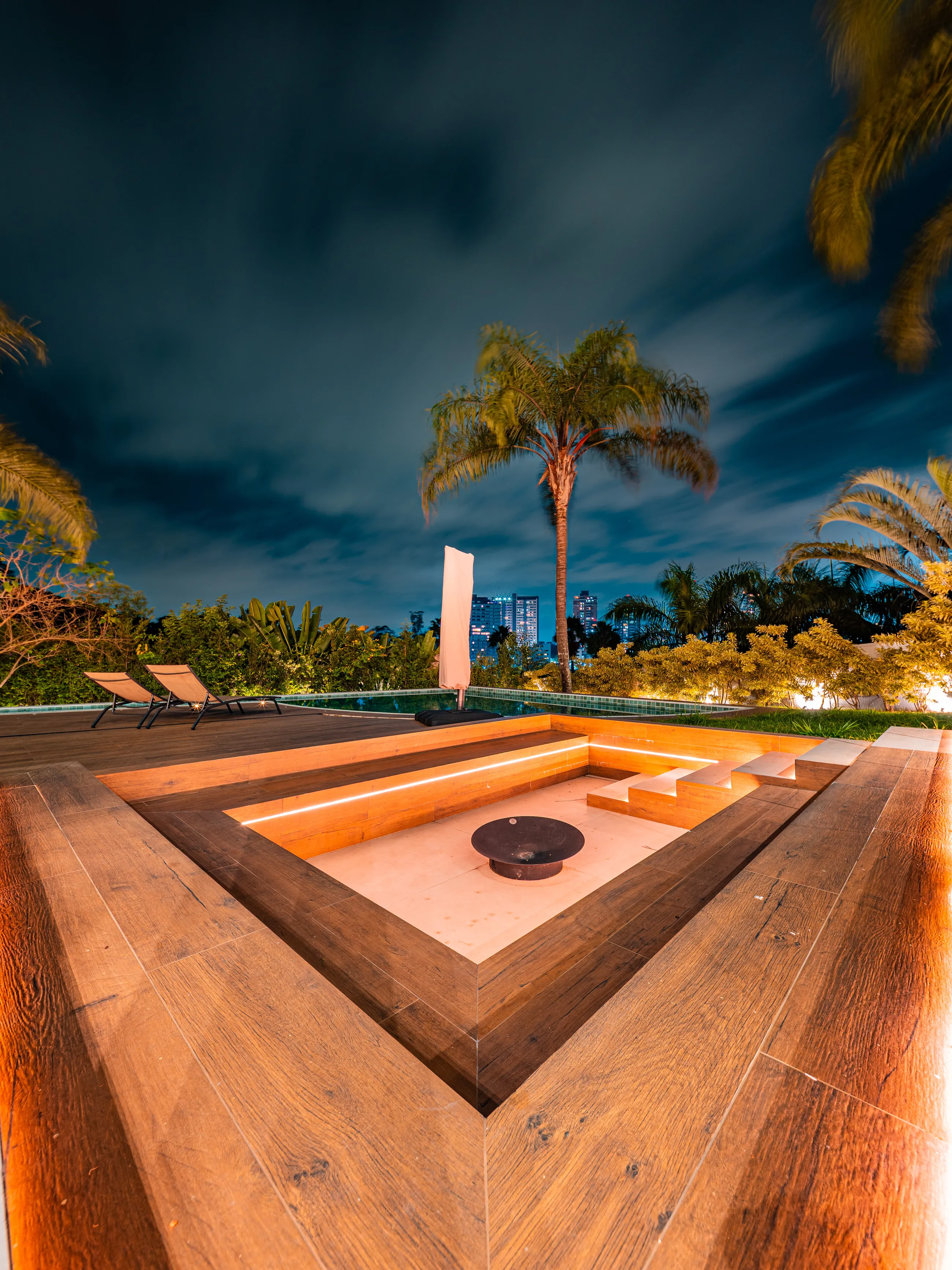 Casa Contemporânea com Vista Permanente para a Mata no Residencial Melville