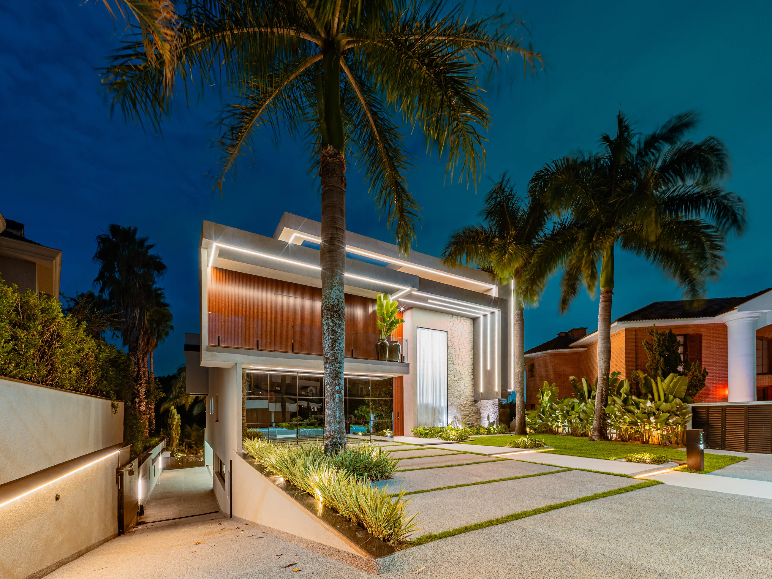 Casa Contemporânea com Vista Permanente para a Mata no Residencial Melville