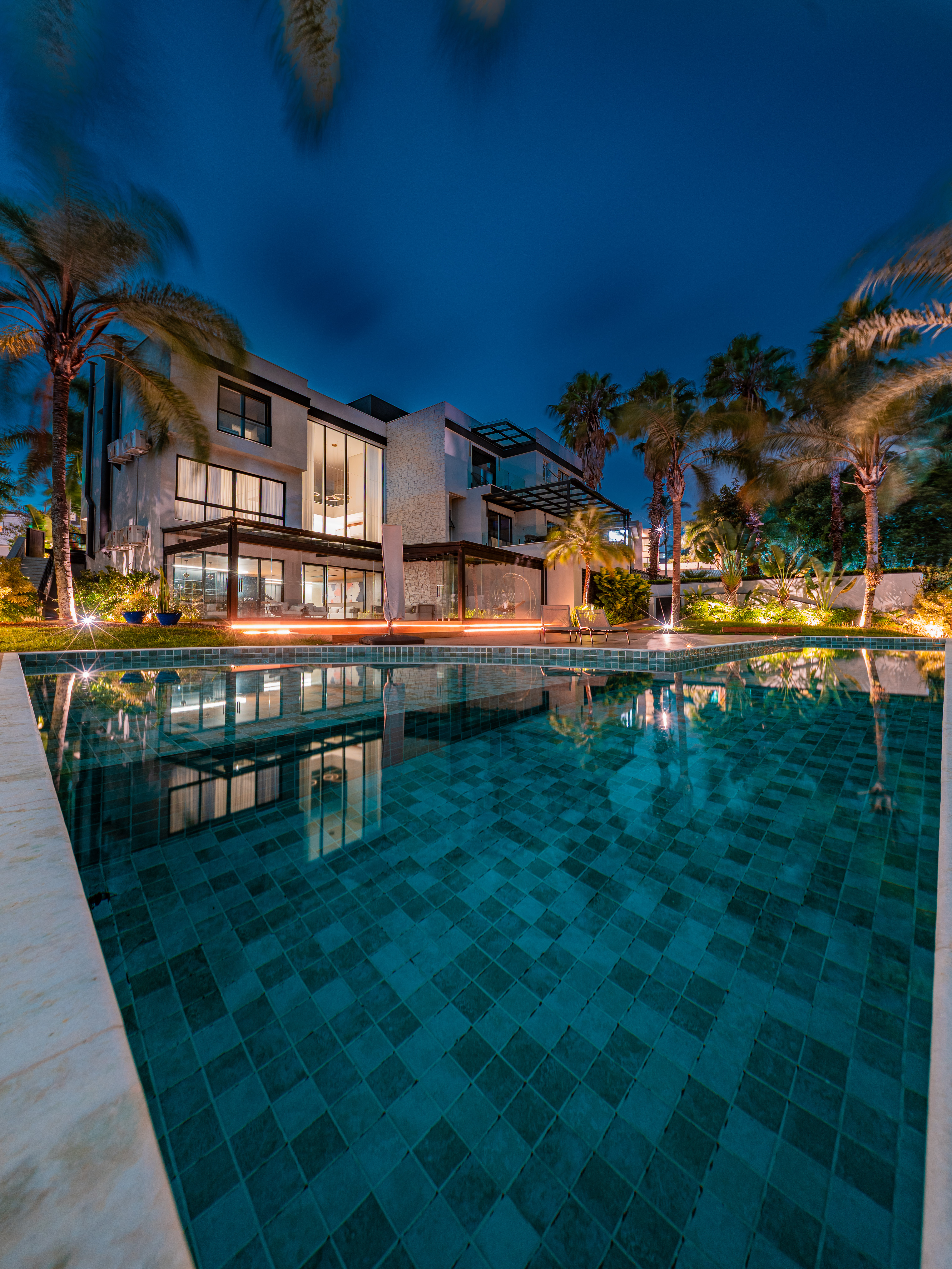 Casa Contemporânea com Vista Permanente para a Mata no Residencial Melville