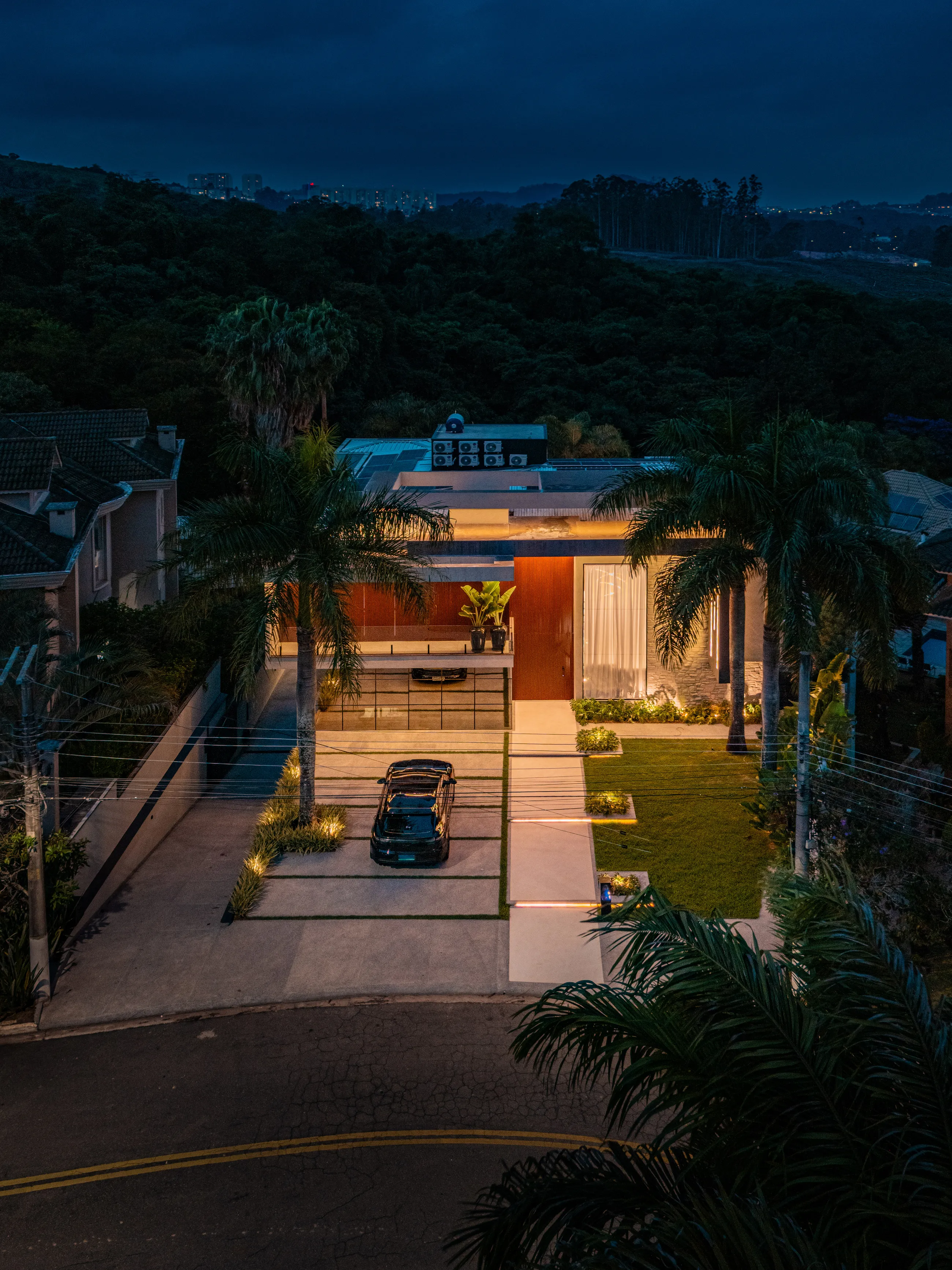 Casa Contemporânea com Vista Permanente para a Mata no Residencial Melville