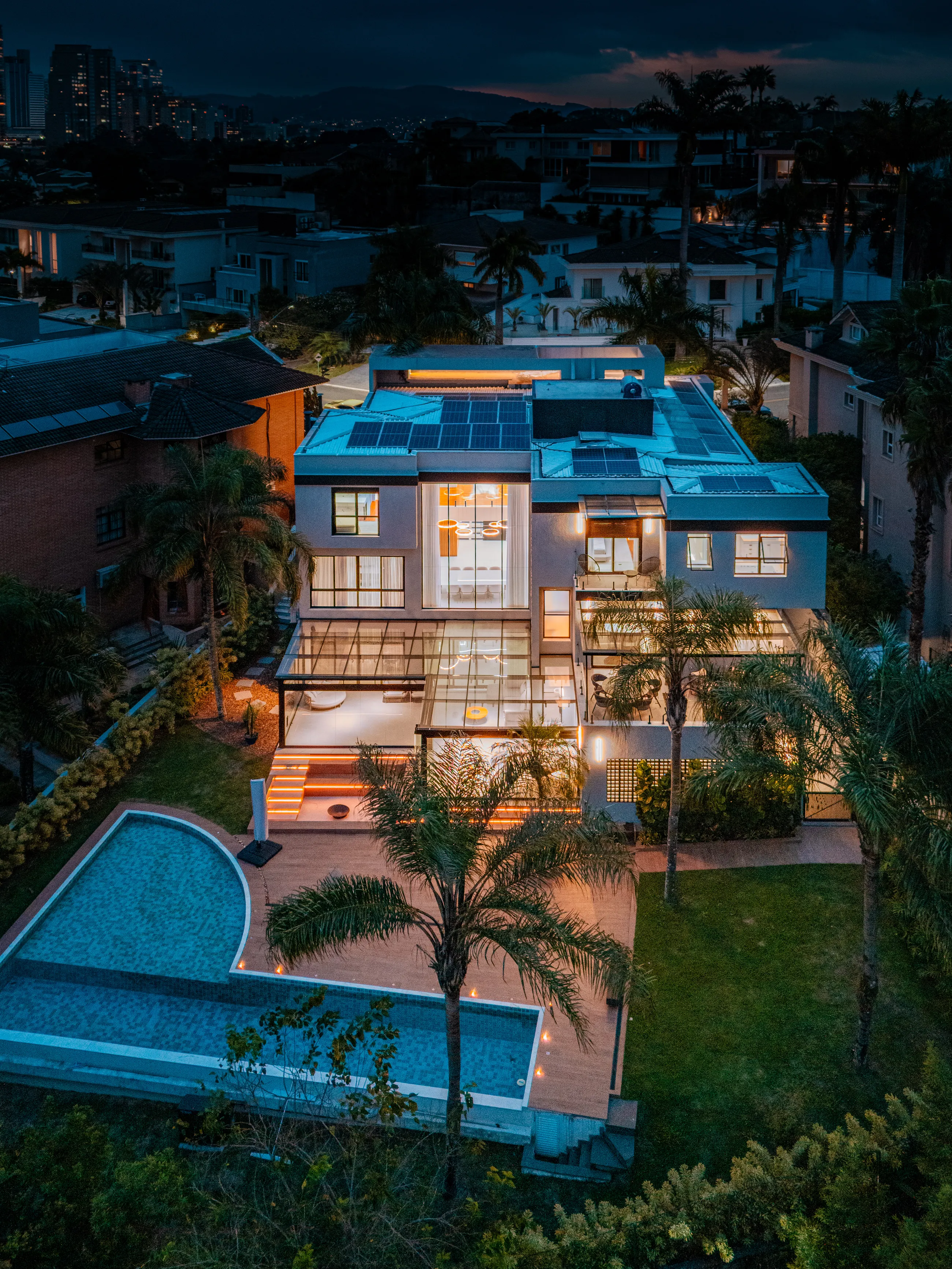 Casa Contemporânea com Vista Permanente para a Mata no Residencial Melville