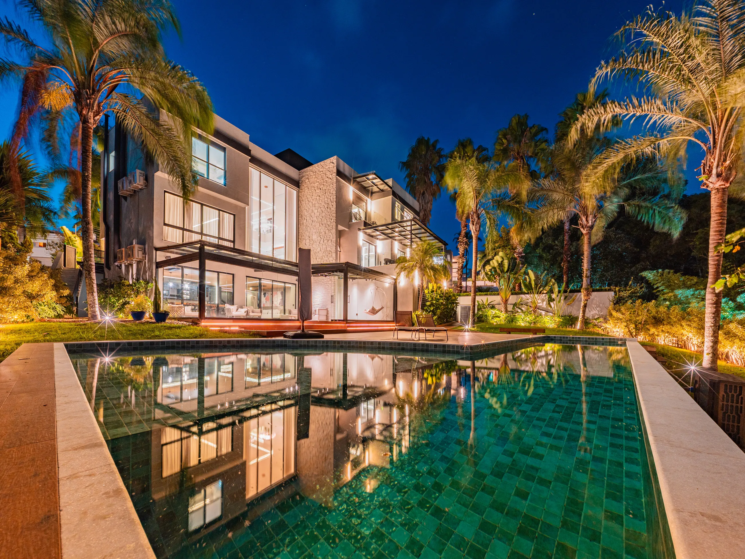 Casa Contemporânea com Vista Permanente para a Mata no Residencial Melville