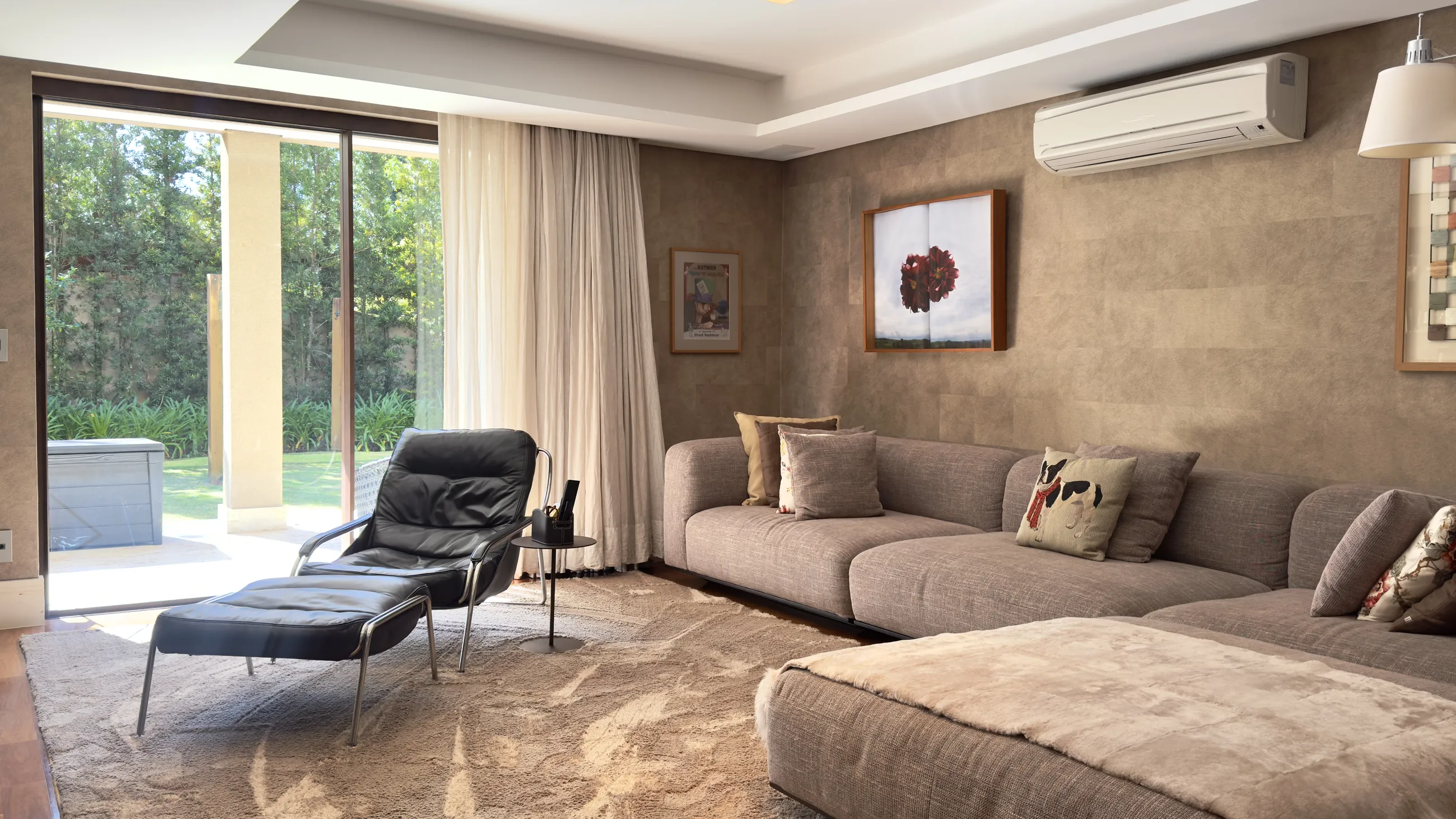 Casa reformada e mobiliada com 5 suítes, jardim amplo e espaço gourmet.