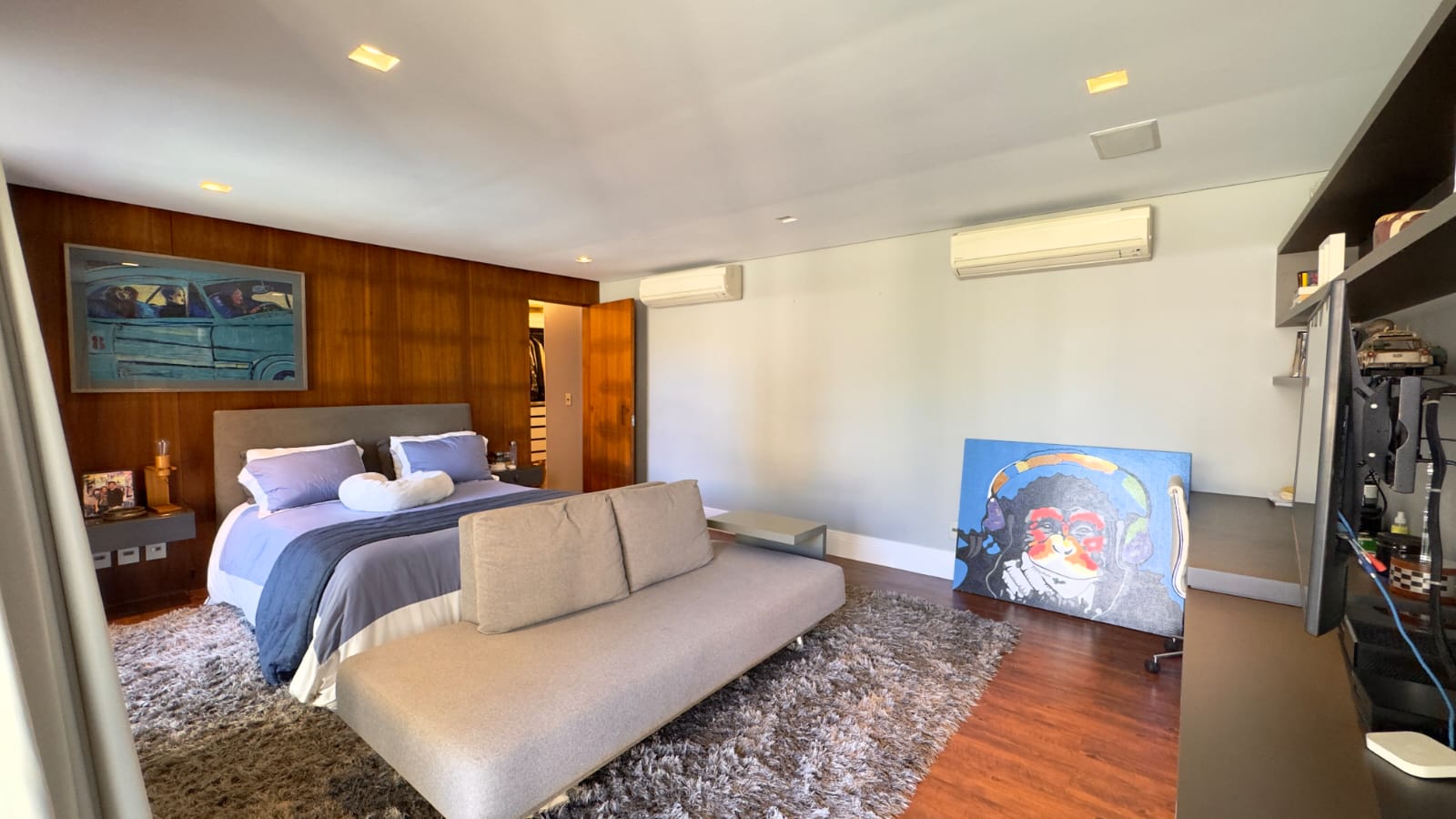 Casa reformada e mobiliada com 5 suítes, jardim amplo e espaço gourmet.