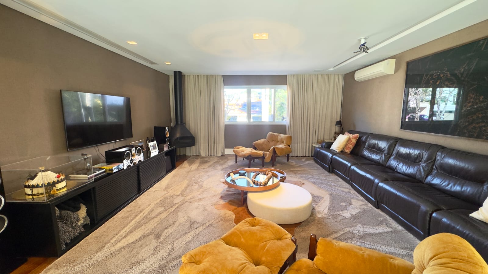 Casa reformada e mobiliada com 5 suítes, jardim amplo e espaço gourmet.