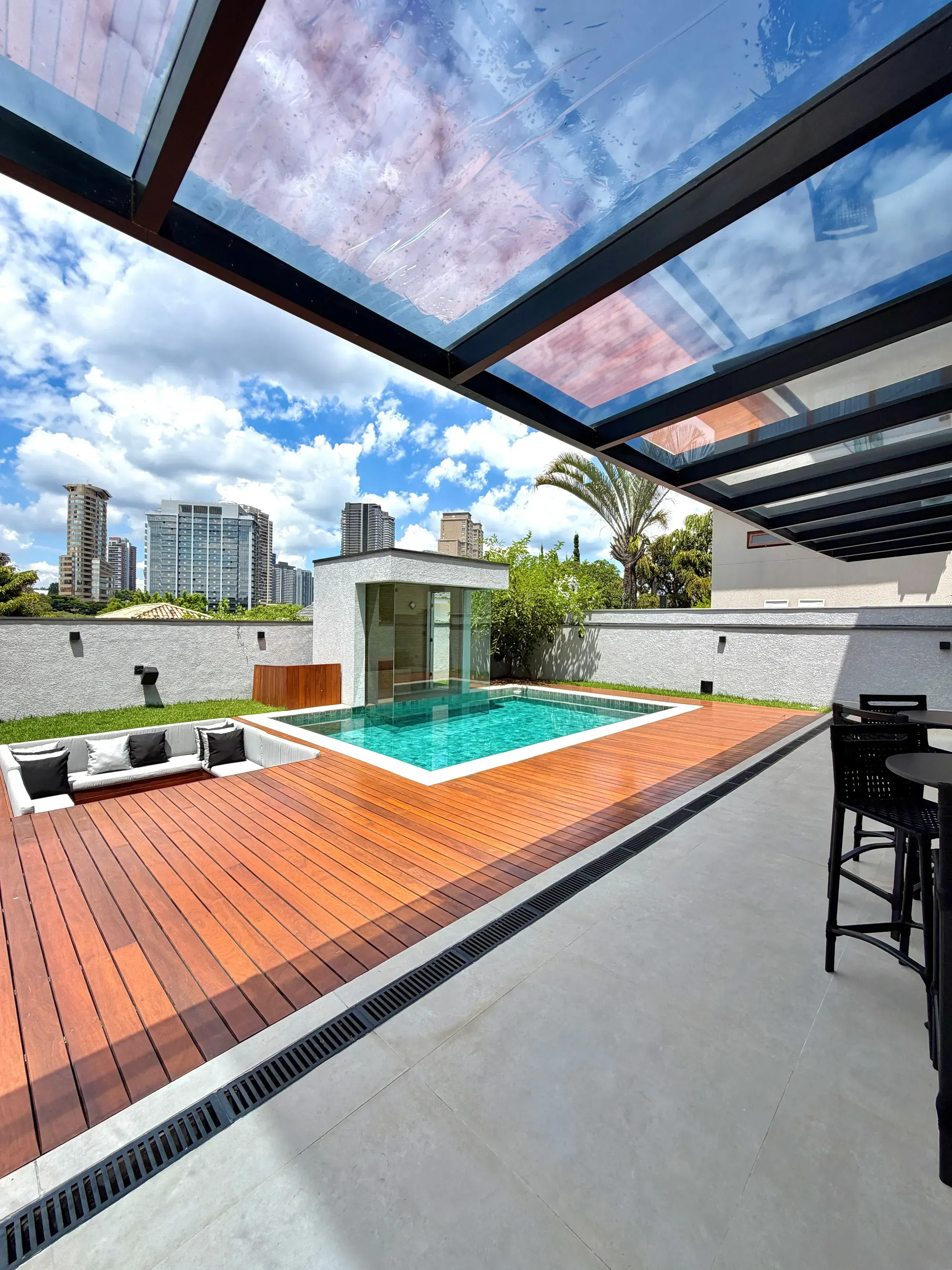 Casa mobiliada e decorada com 6 suítes no Residencial 18 do Forte, Alphaville