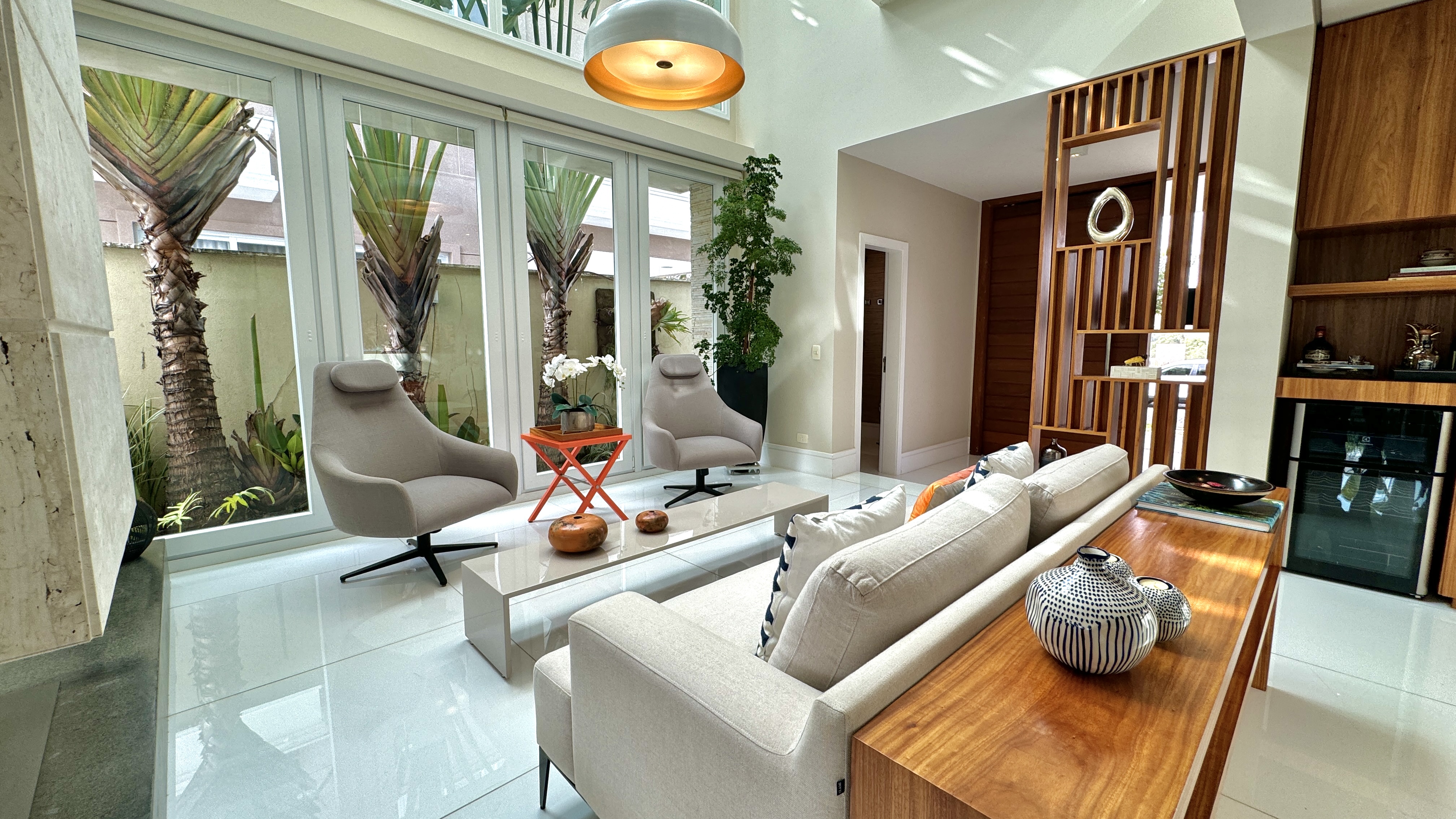 Casa mobiliada e decorada à venda no Tamboré 11 | 4 suítes e SPA integrado