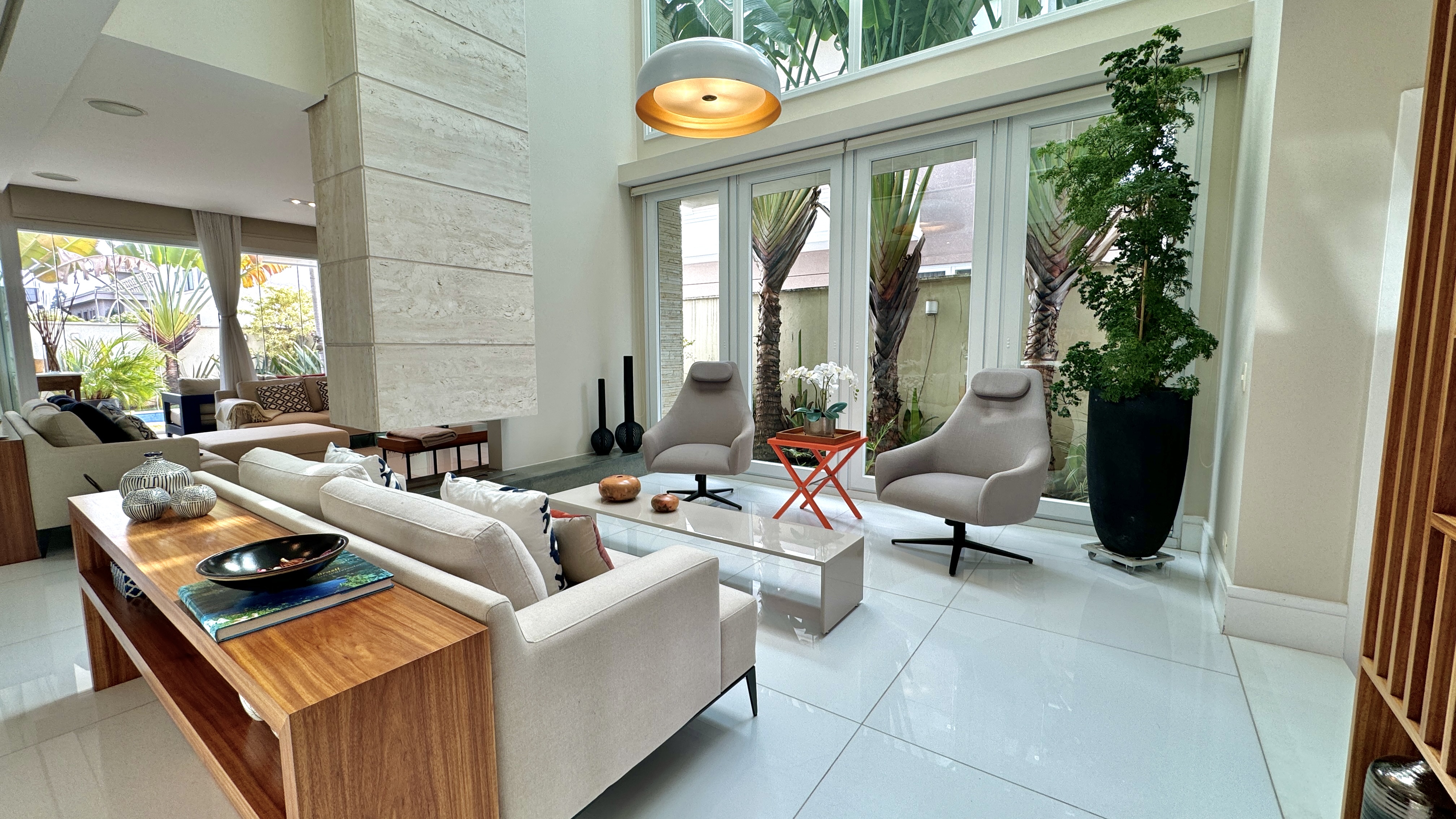 Casa mobiliada e decorada à venda no Tamboré 11 | 4 suítes e SPA integrado