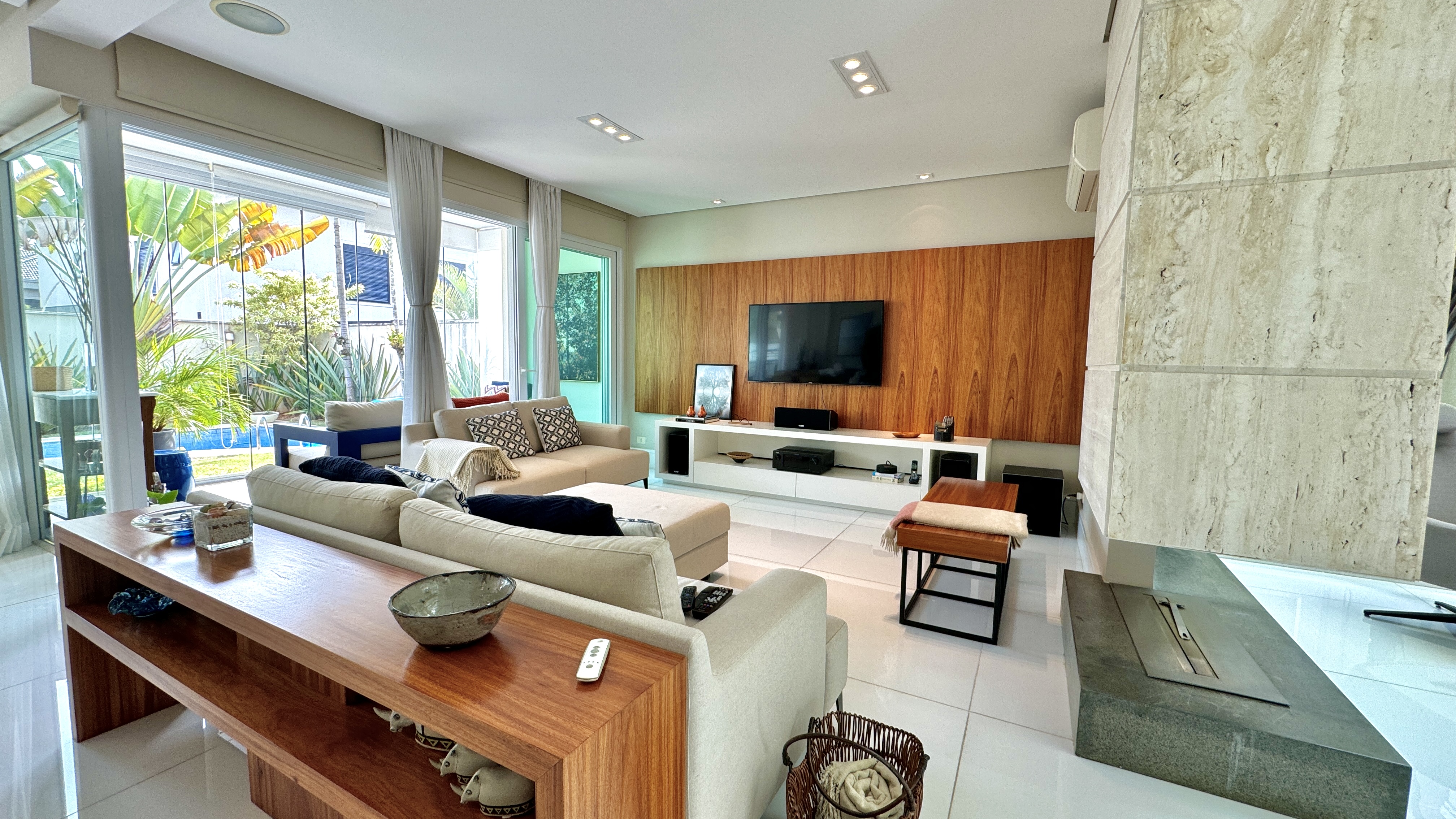 Casa mobiliada e decorada à venda no Tamboré 11 | 4 suítes e SPA integrado