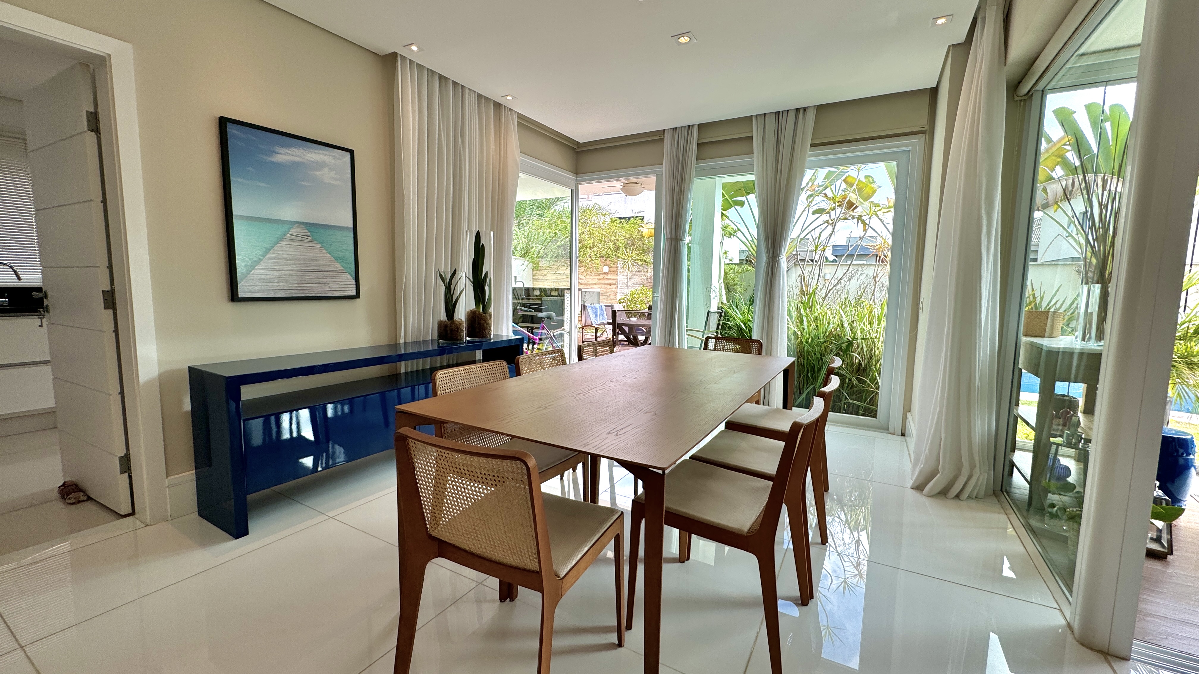 Casa mobiliada e decorada à venda no Tamboré 11 | 4 suítes e SPA integrado