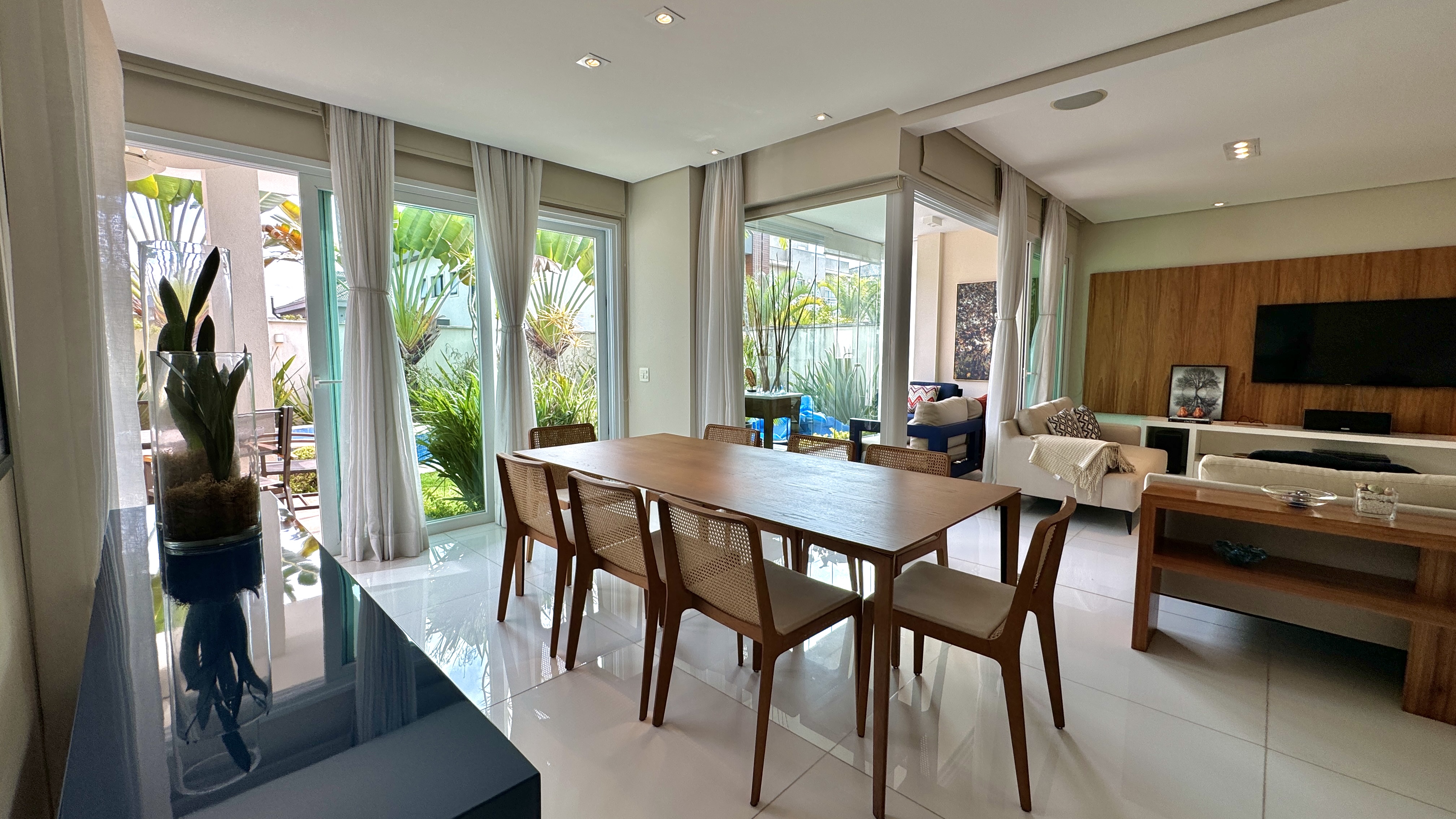 Casa mobiliada e decorada à venda no Tamboré 11 | 4 suítes e SPA integrado