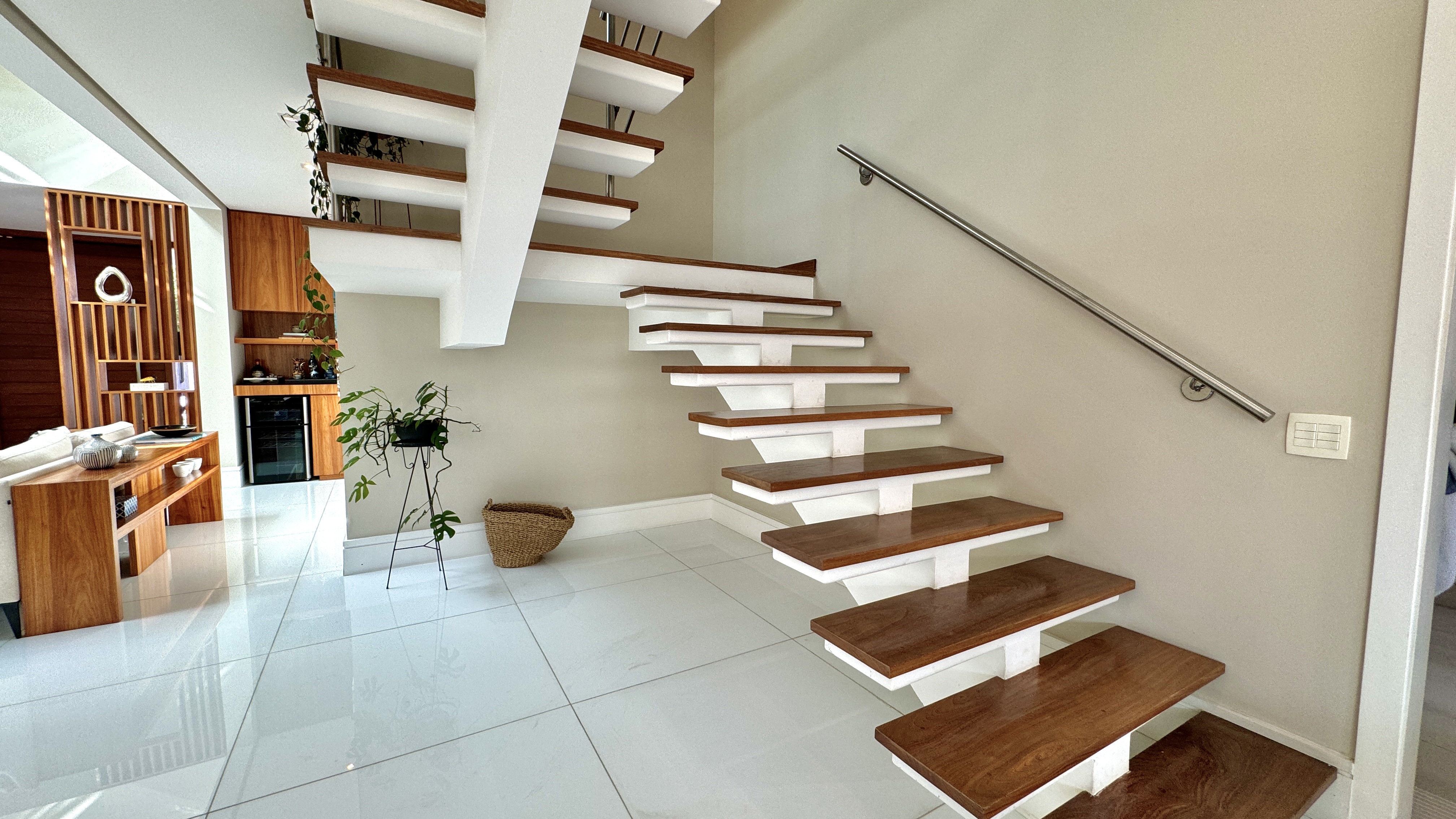 Casa mobiliada e decorada à venda no Tamboré 11 | 4 suítes e SPA integrado