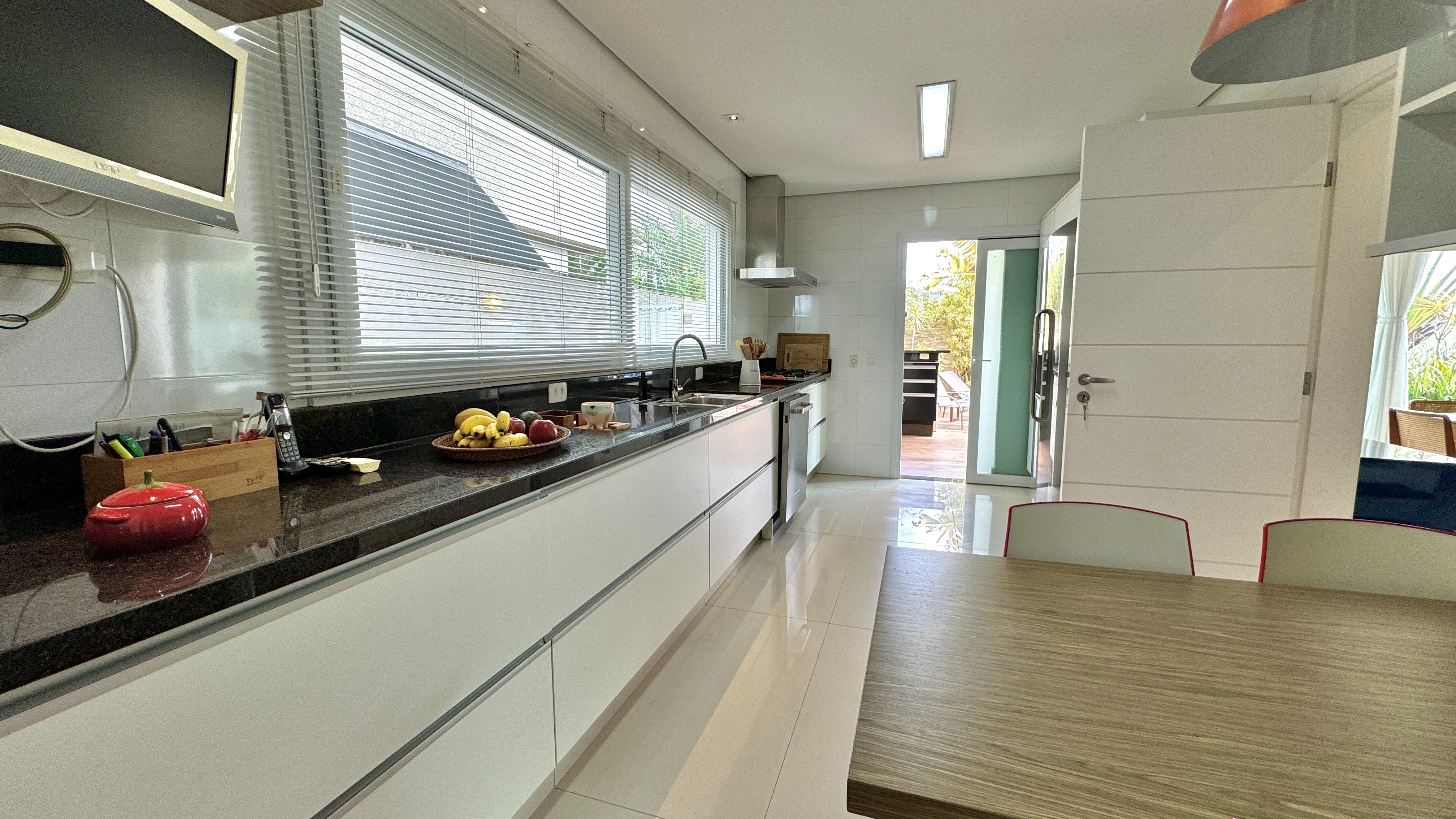 Casa mobiliada e decorada à venda no Tamboré 11 | 4 suítes e SPA integrado