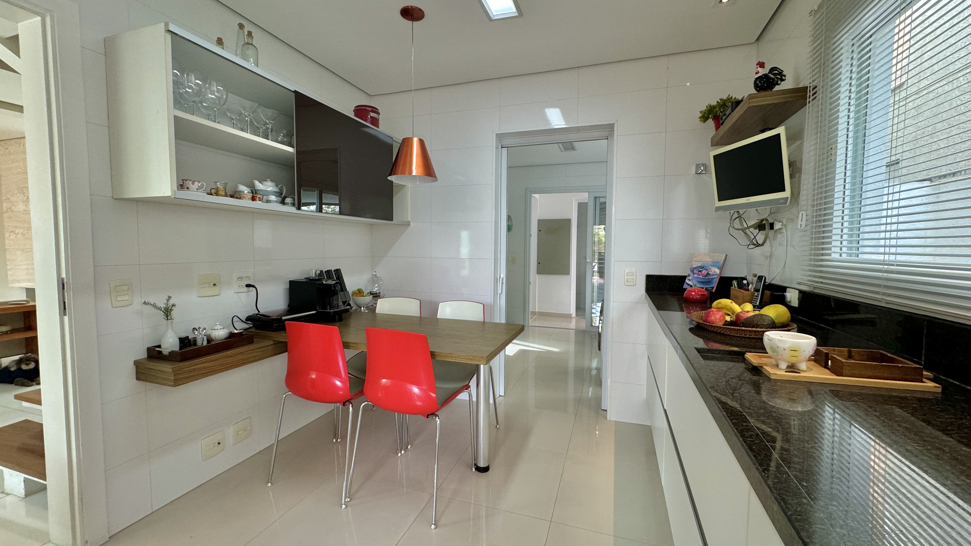 Casa mobiliada e decorada à venda no Tamboré 11 | 4 suítes e SPA integrado