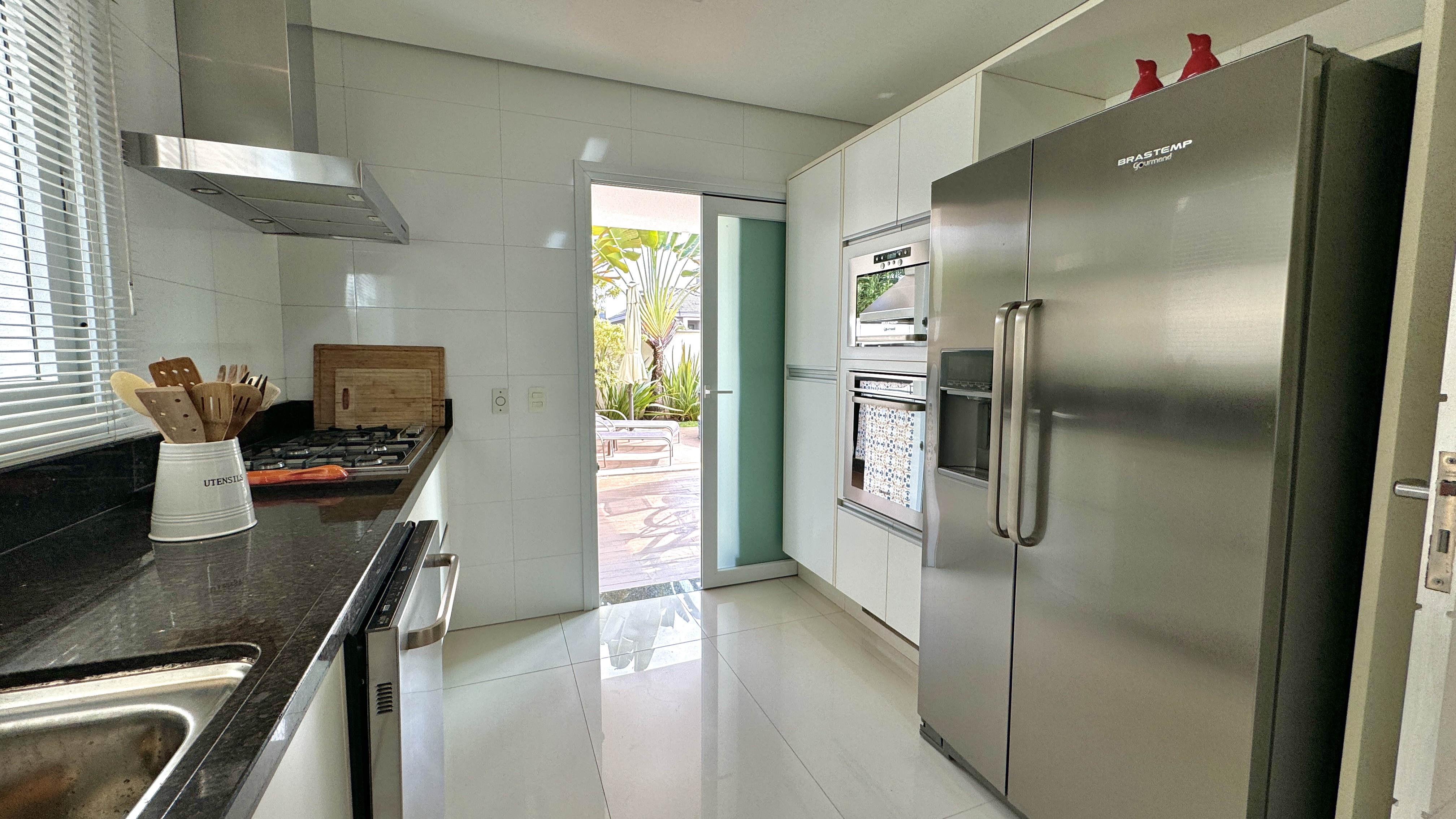 Casa mobiliada e decorada à venda no Tamboré 11 | 4 suítes e SPA integrado