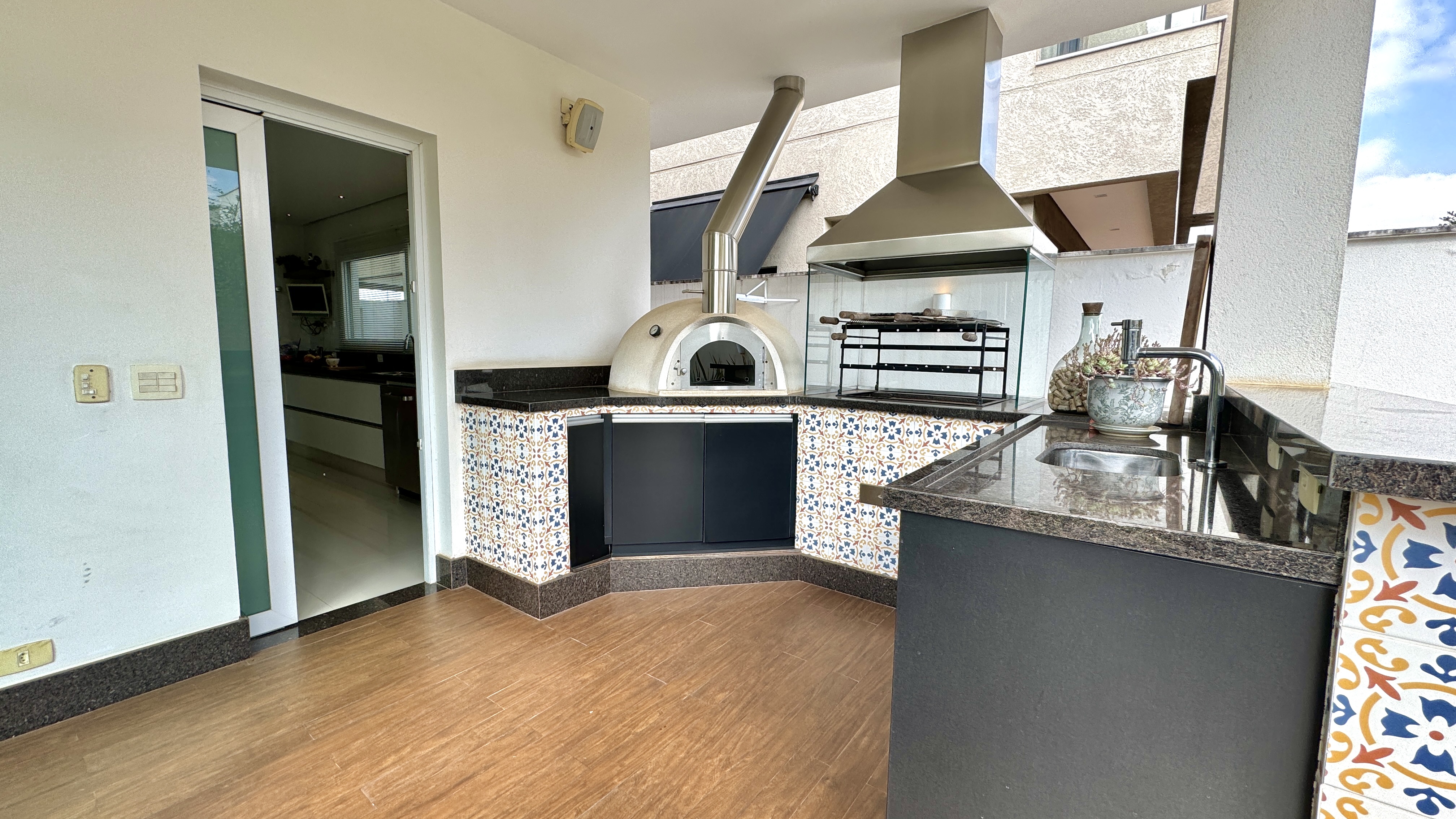 Casa mobiliada e decorada à venda no Tamboré 11 | 4 suítes e SPA integrado