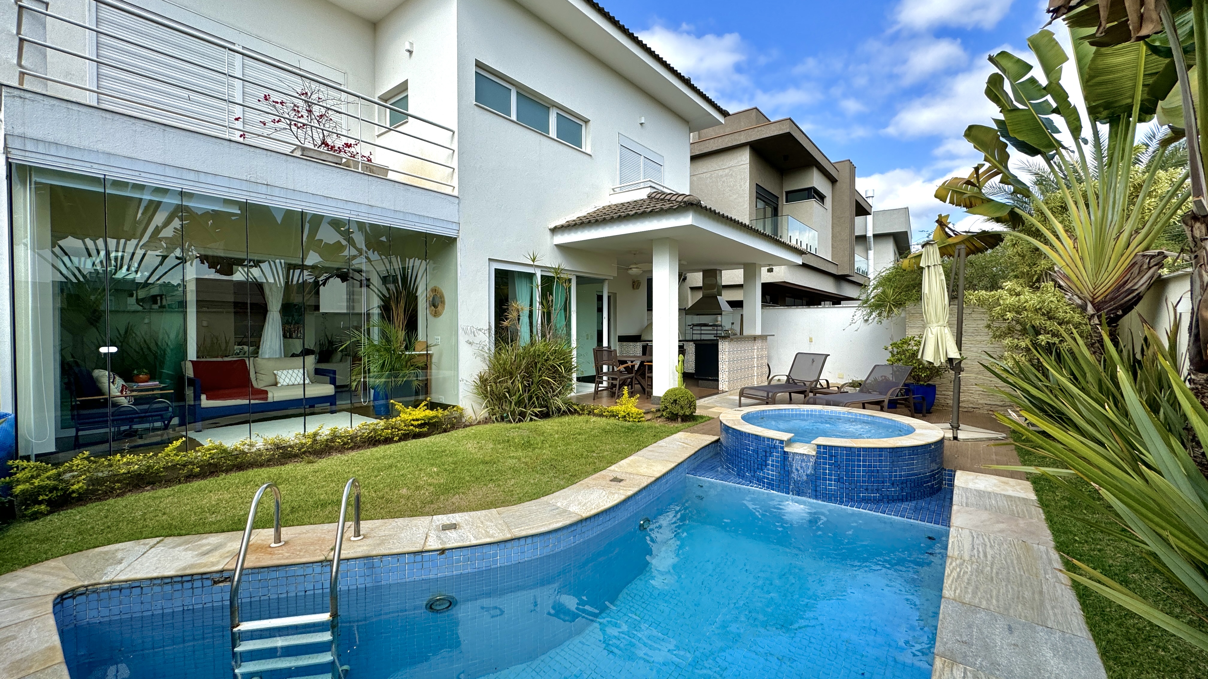 Casa mobiliada e decorada à venda no Tamboré 11 | 4 suítes e SPA integrado
