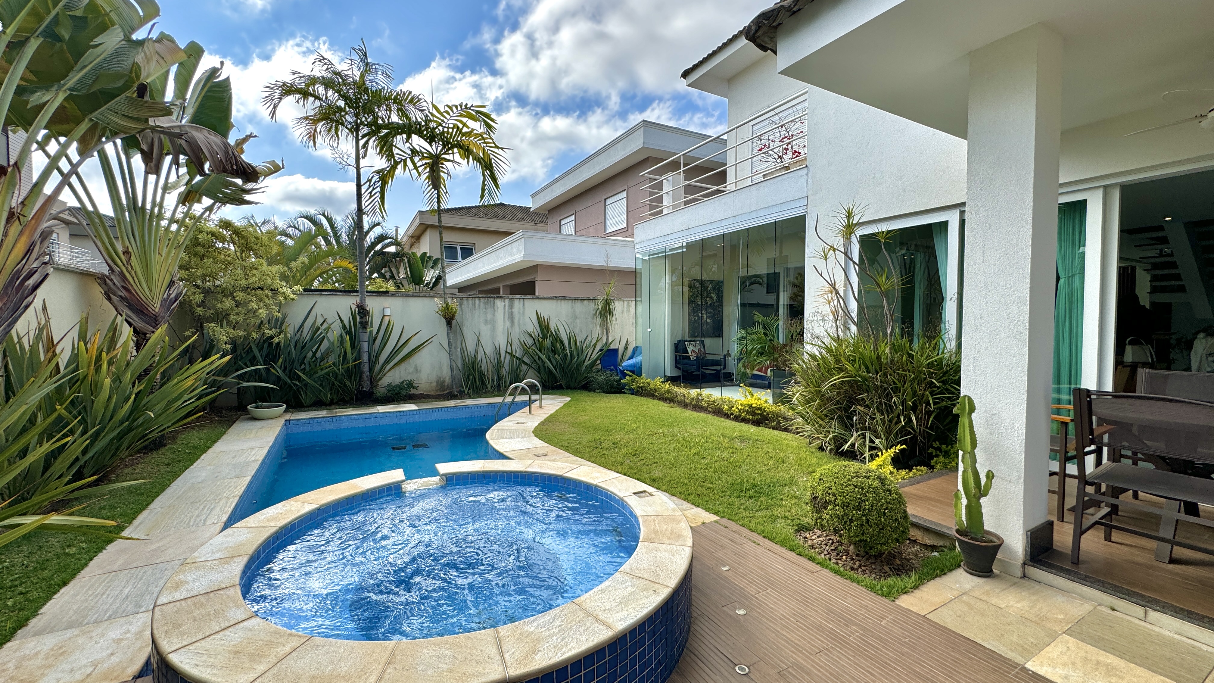 Casa mobiliada e decorada à venda no Tamboré 11 | 4 suítes e SPA integrado