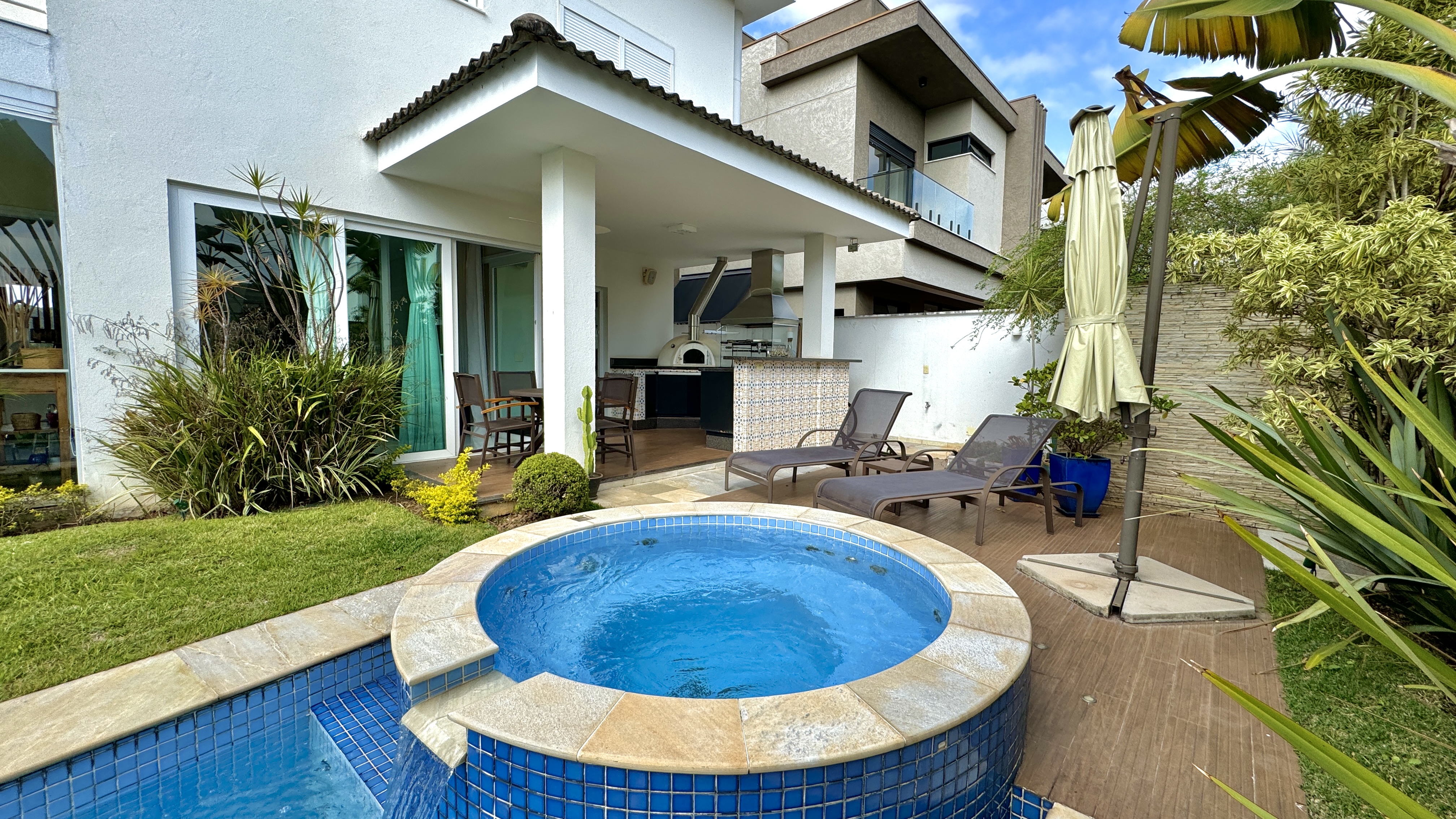 Casa mobiliada e decorada à venda no Tamboré 11 | 4 suítes e SPA integrado