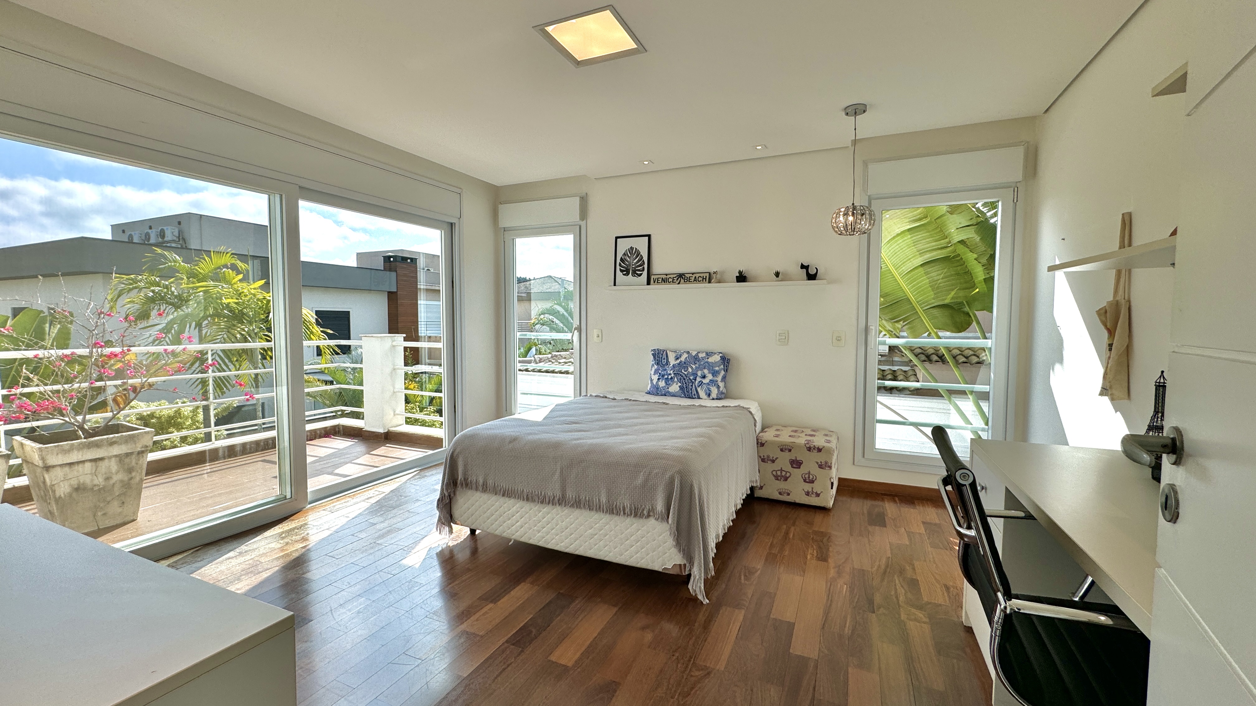 Casa mobiliada e decorada à venda no Tamboré 11 | 4 suítes e SPA integrado