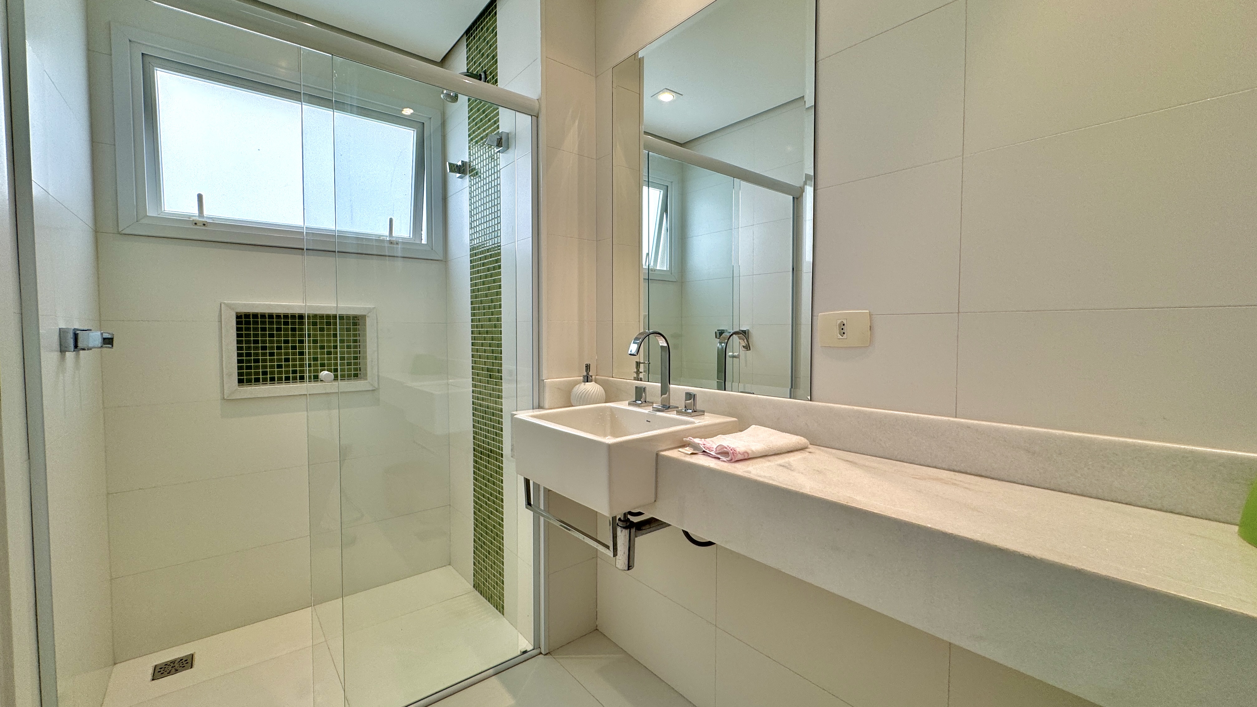 Casa mobiliada e decorada à venda no Tamboré 11 | 4 suítes e SPA integrado