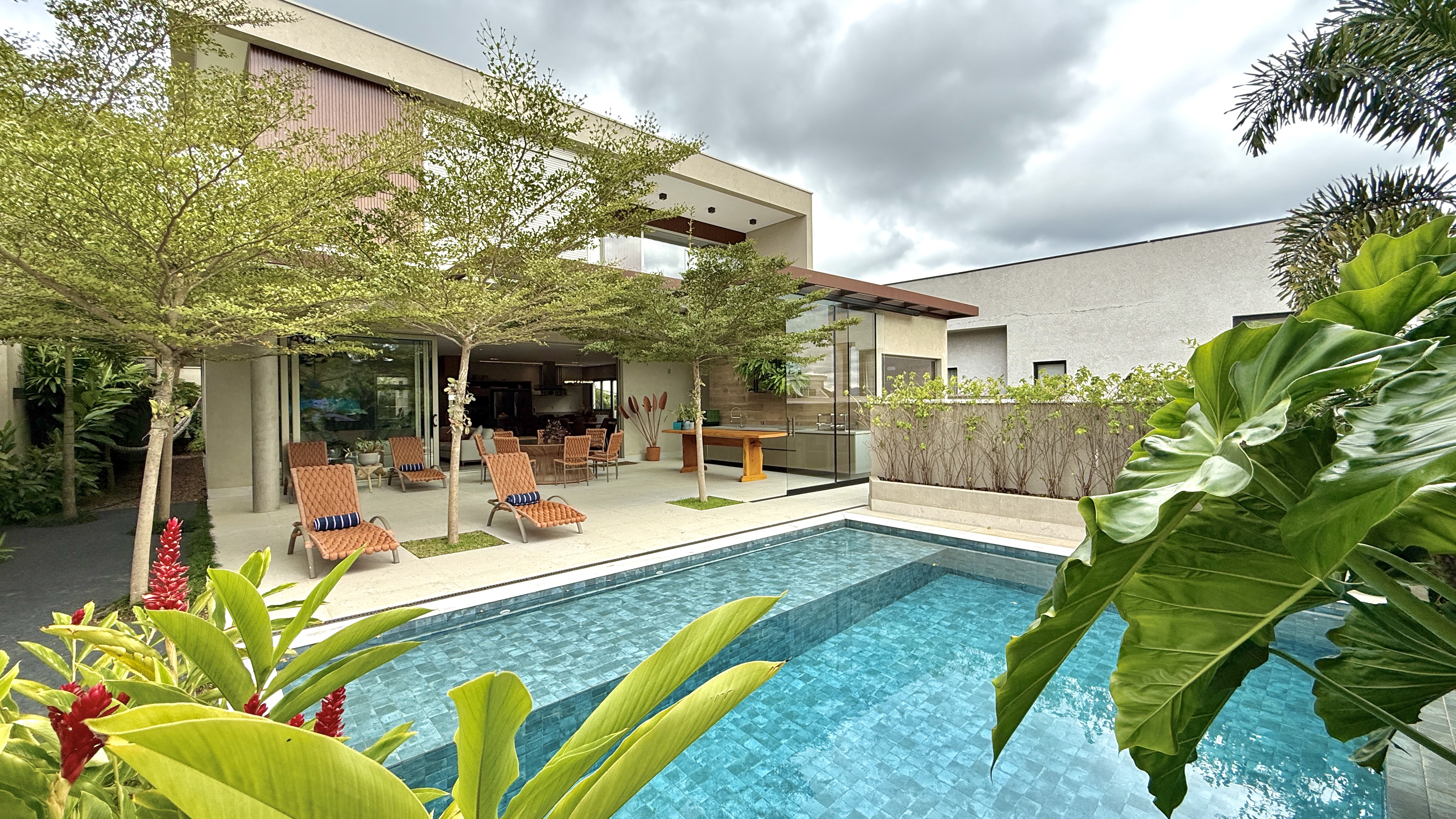 Casa mobiliada à venda no Gênesis II | 4 suítes em terreno de esquina