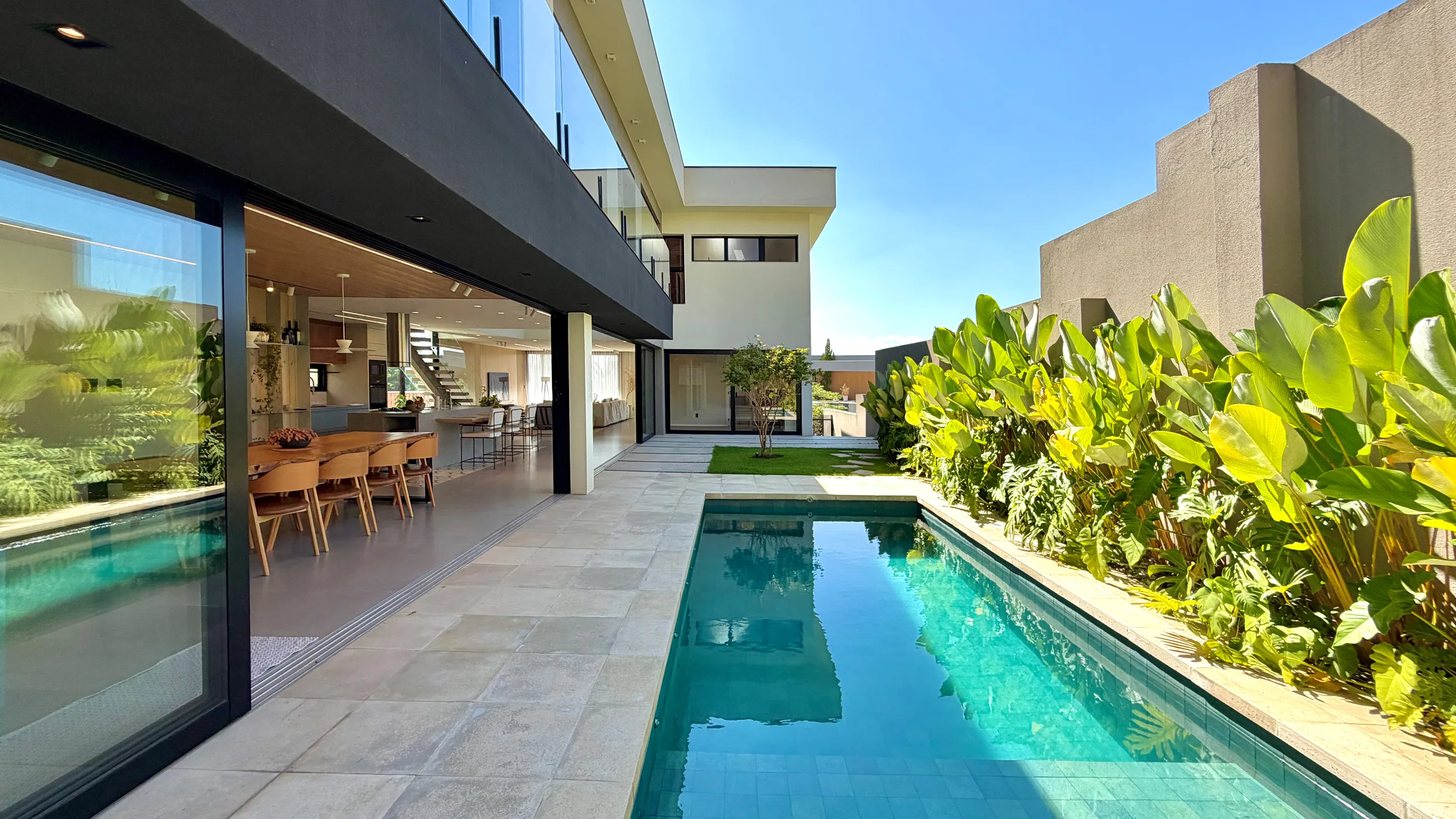 Gênesis II | Casa com 5 Suítes, Piscina e Projeto Contemporâneo