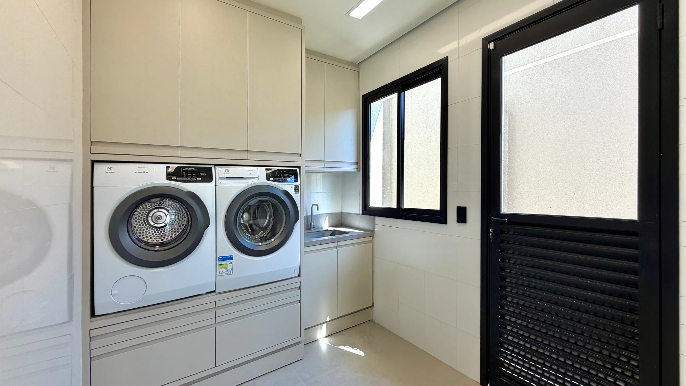 Gênesis II | Casa com 5 Suítes, Piscina e Projeto Contemporâneo