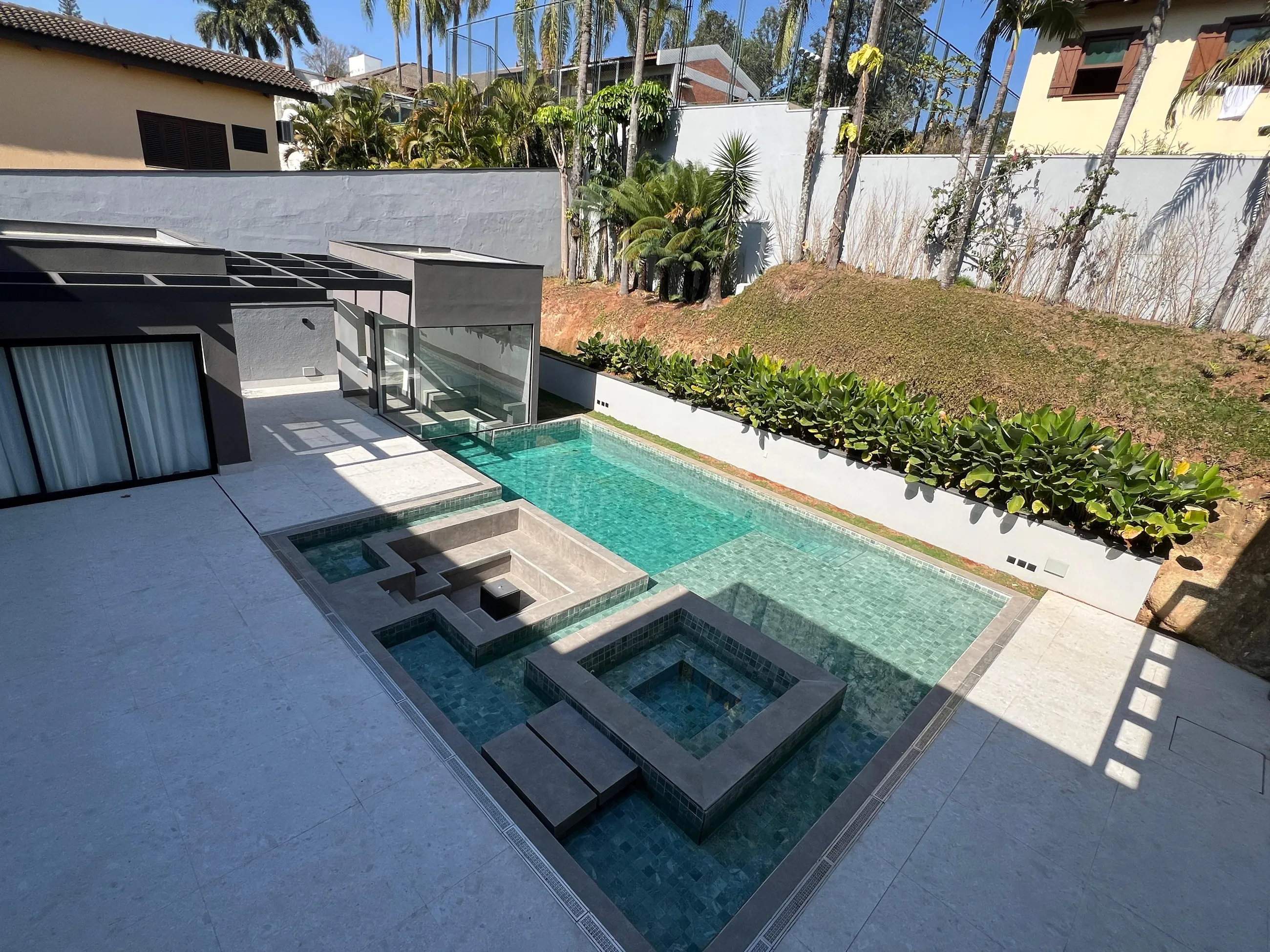 Alphaville 1 | Casa Nova com 5 Suítes, Vista Permanente para a Mata e Elevador