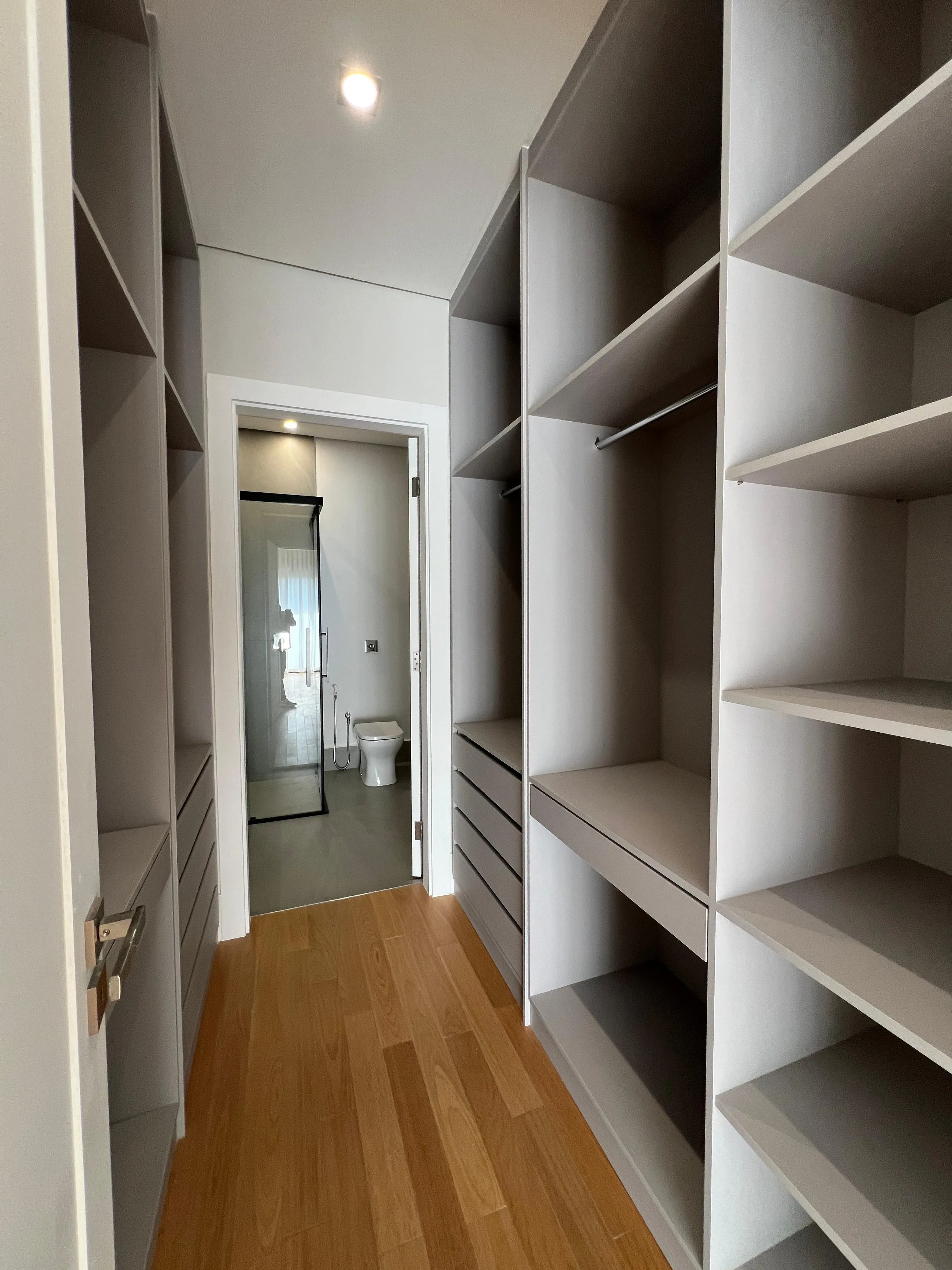 Alphaville 1 | Casa Nova com 5 Suítes, Vista Permanente para a Mata e Elevador