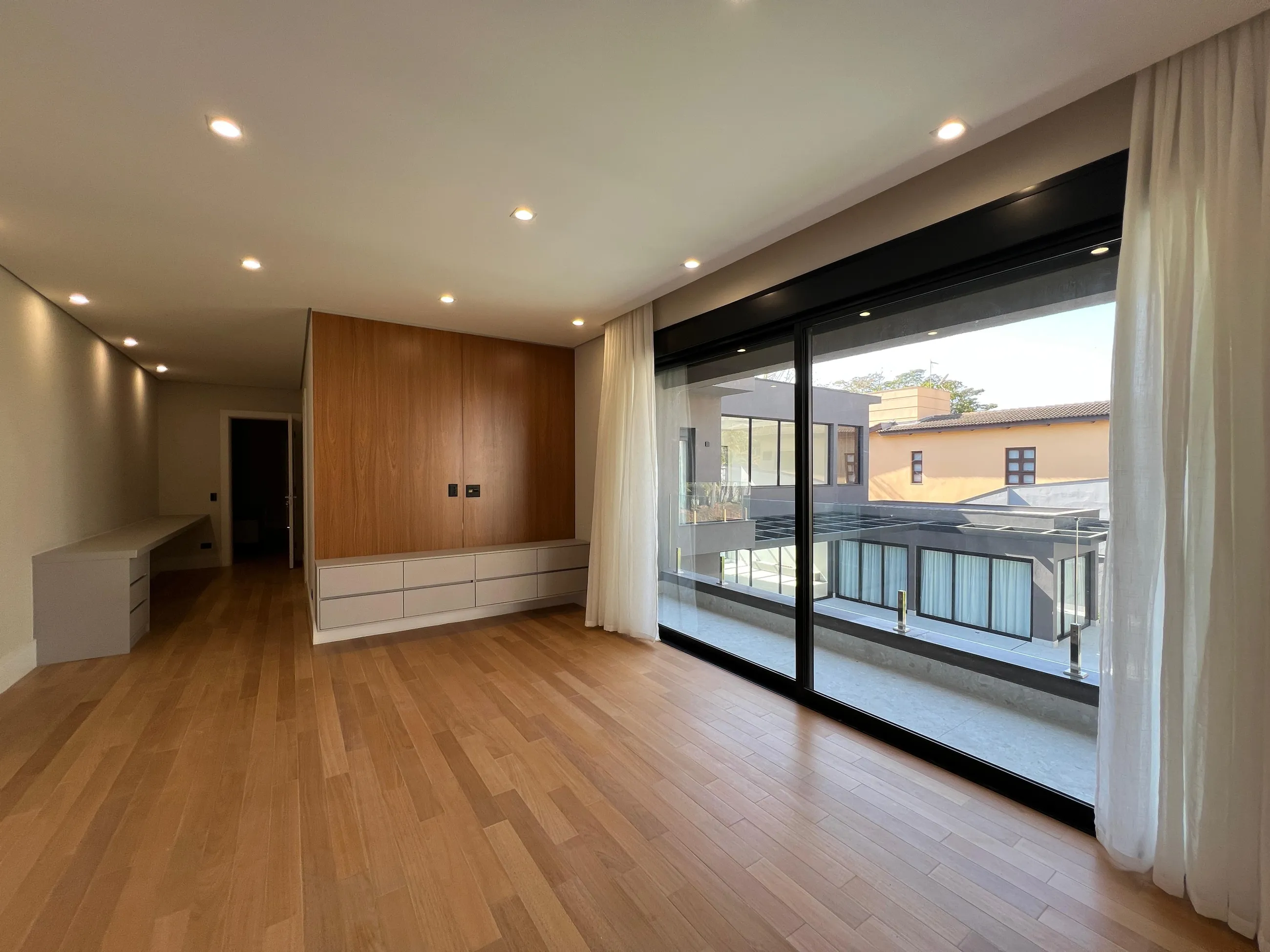 Alphaville 1 | Casa Nova com 5 Suítes, Vista Permanente para a Mata e Elevador