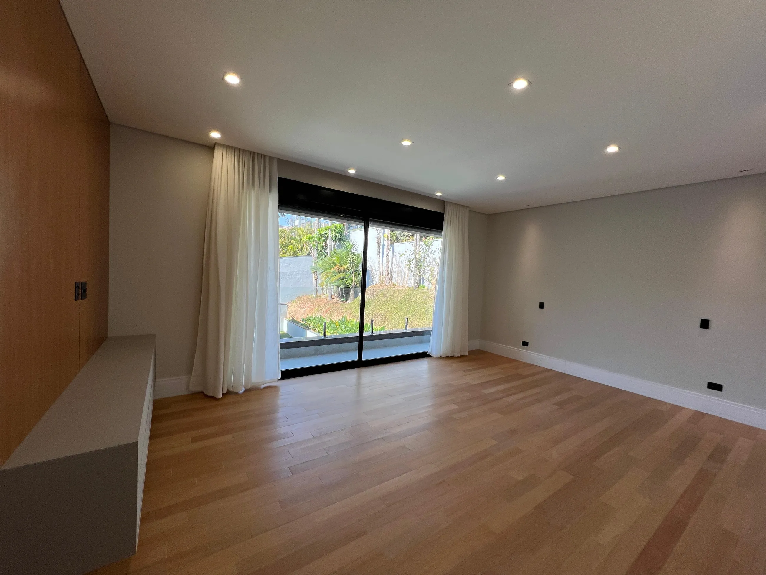 Alphaville 1 | Casa Nova com 5 Suítes, Vista Permanente para a Mata e Elevador