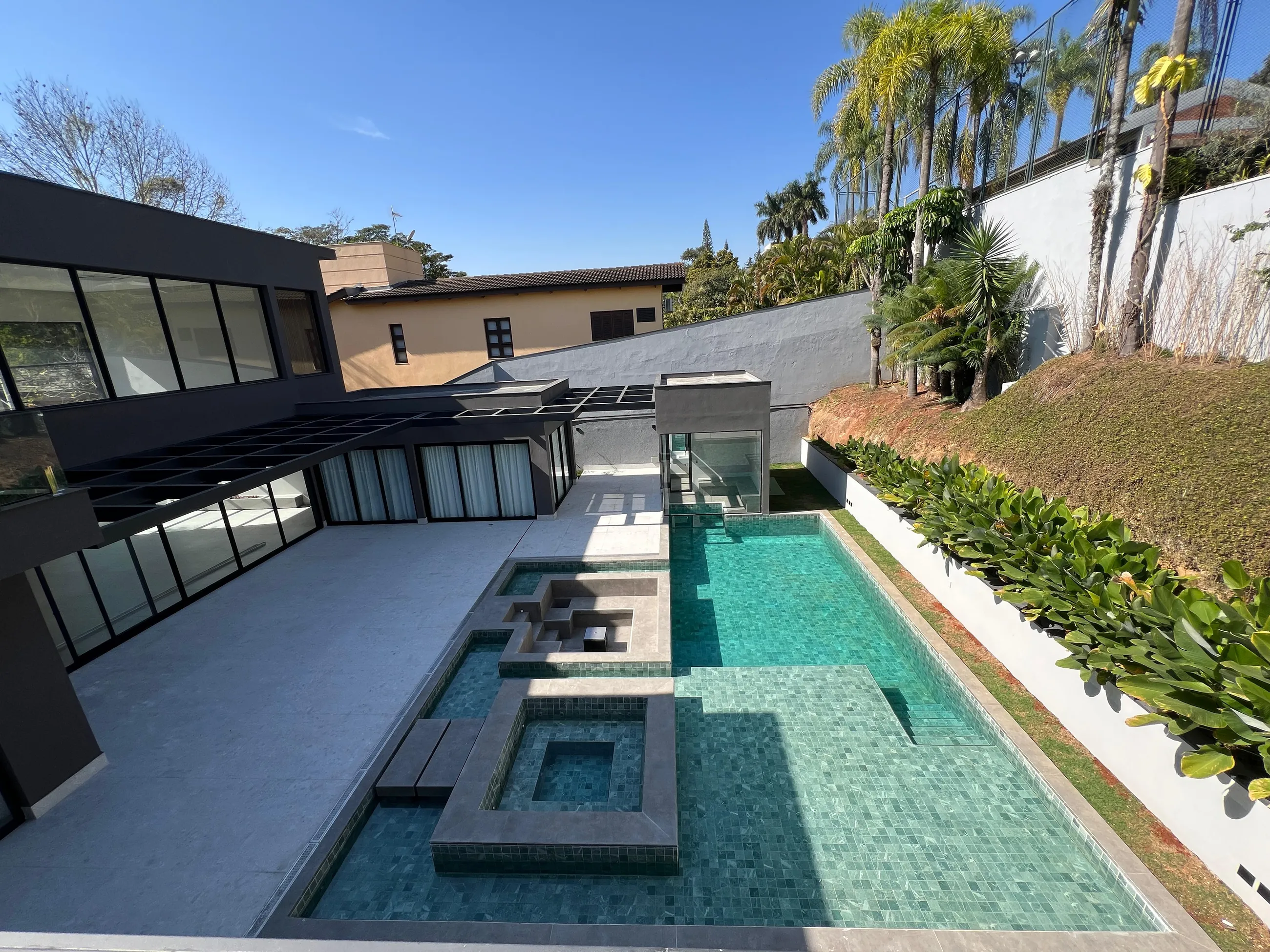 Alphaville 1 | Casa Nova com 5 Suítes, Vista Permanente para a Mata e Elevador