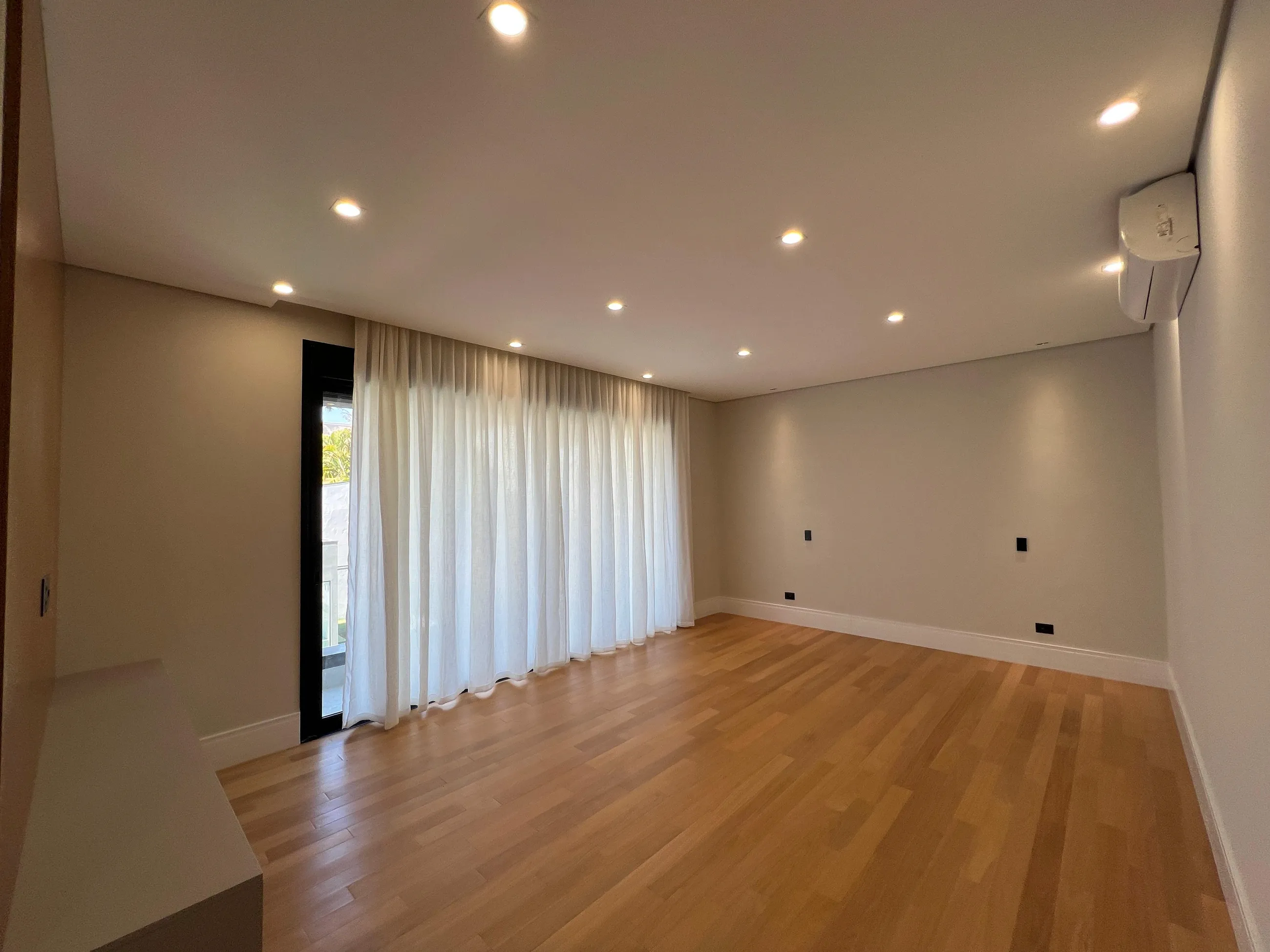 Alphaville 1 | Casa Nova com 5 Suítes, Vista Permanente para a Mata e Elevador