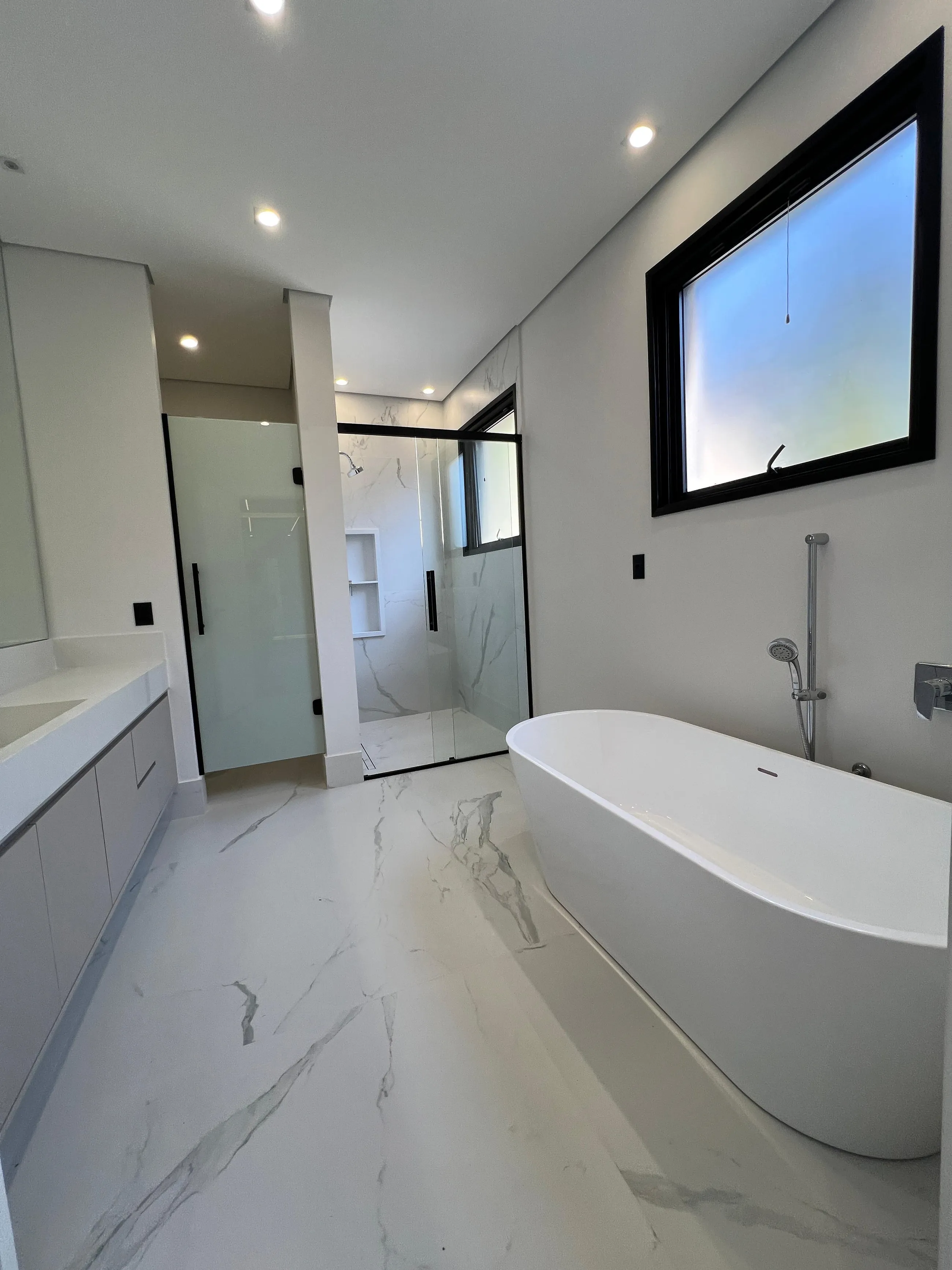 Alphaville 1 | Casa Nova com 5 Suítes, Vista Permanente para a Mata e Elevador
