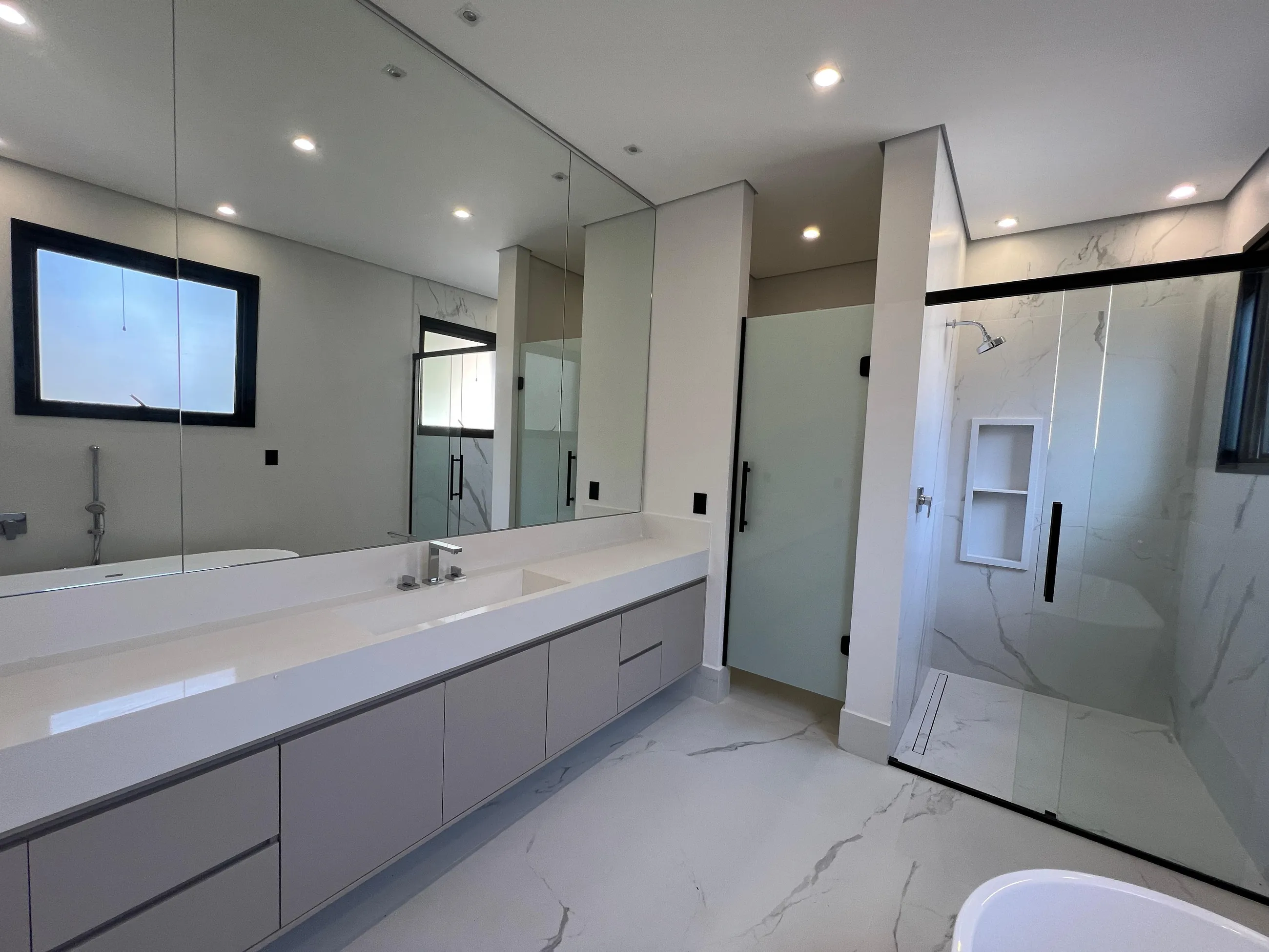Alphaville 1 | Casa Nova com 5 Suítes, Vista Permanente para a Mata e Elevador