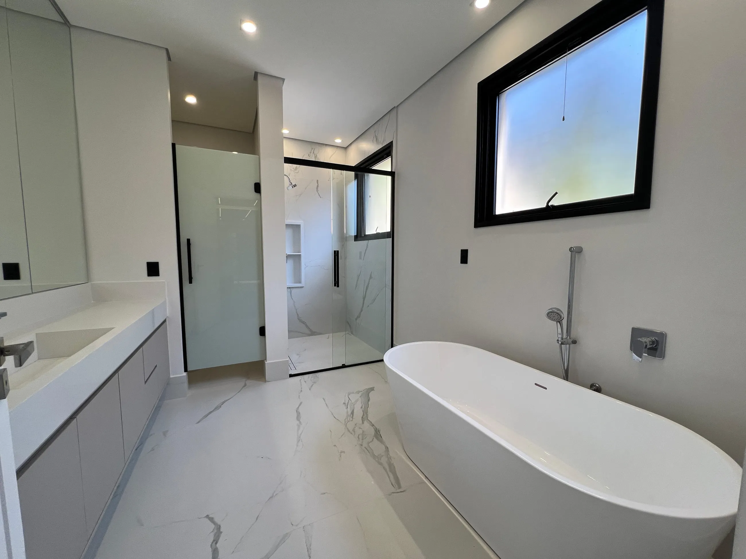 Alphaville 1 | Casa Nova com 5 Suítes, Vista Permanente para a Mata e Elevador