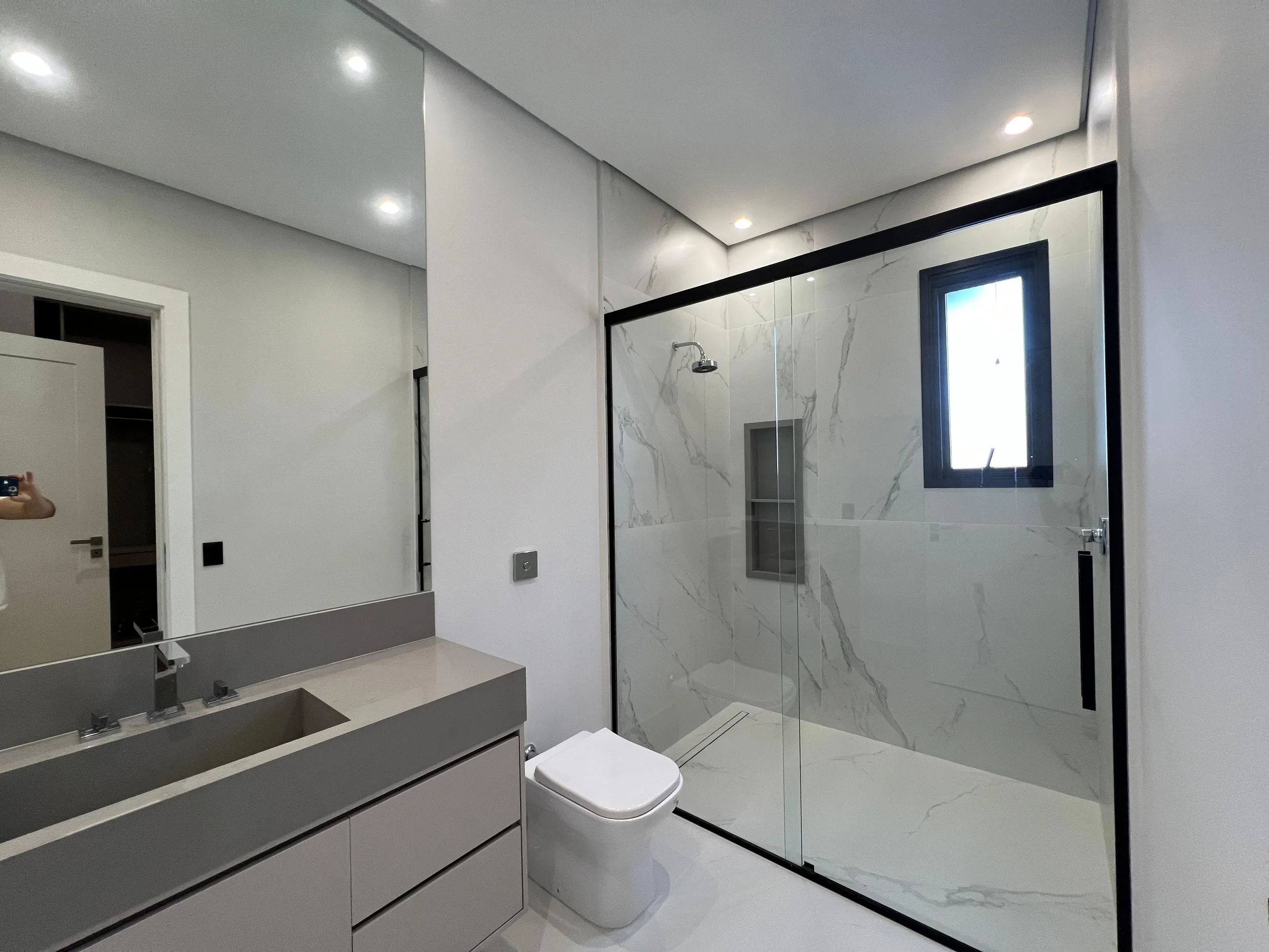 Alphaville 1 | Casa Nova com 5 Suítes, Vista Permanente para a Mata e Elevador